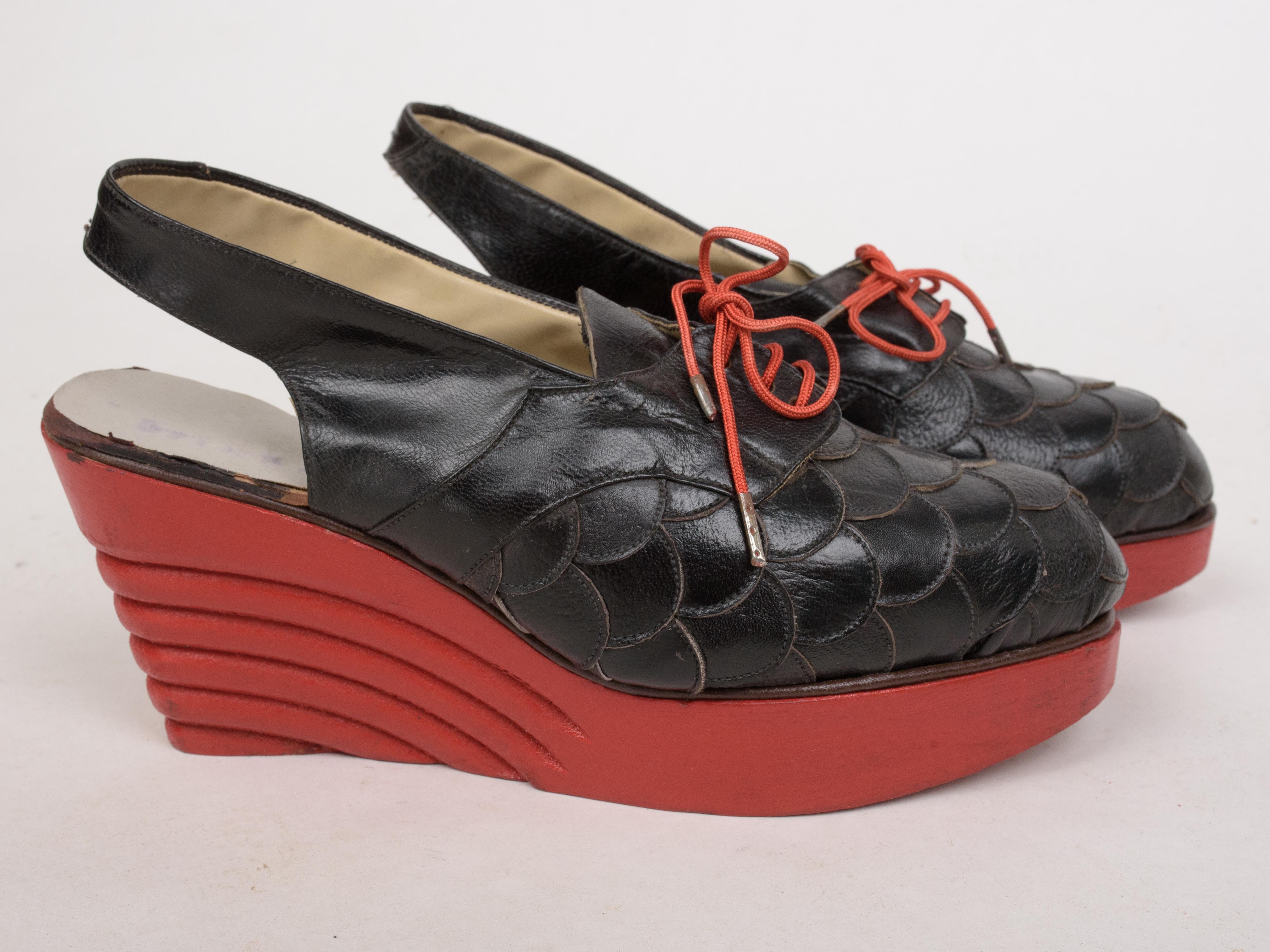 Pair of 1940s shoes in leather and wedge heel in red wood 5