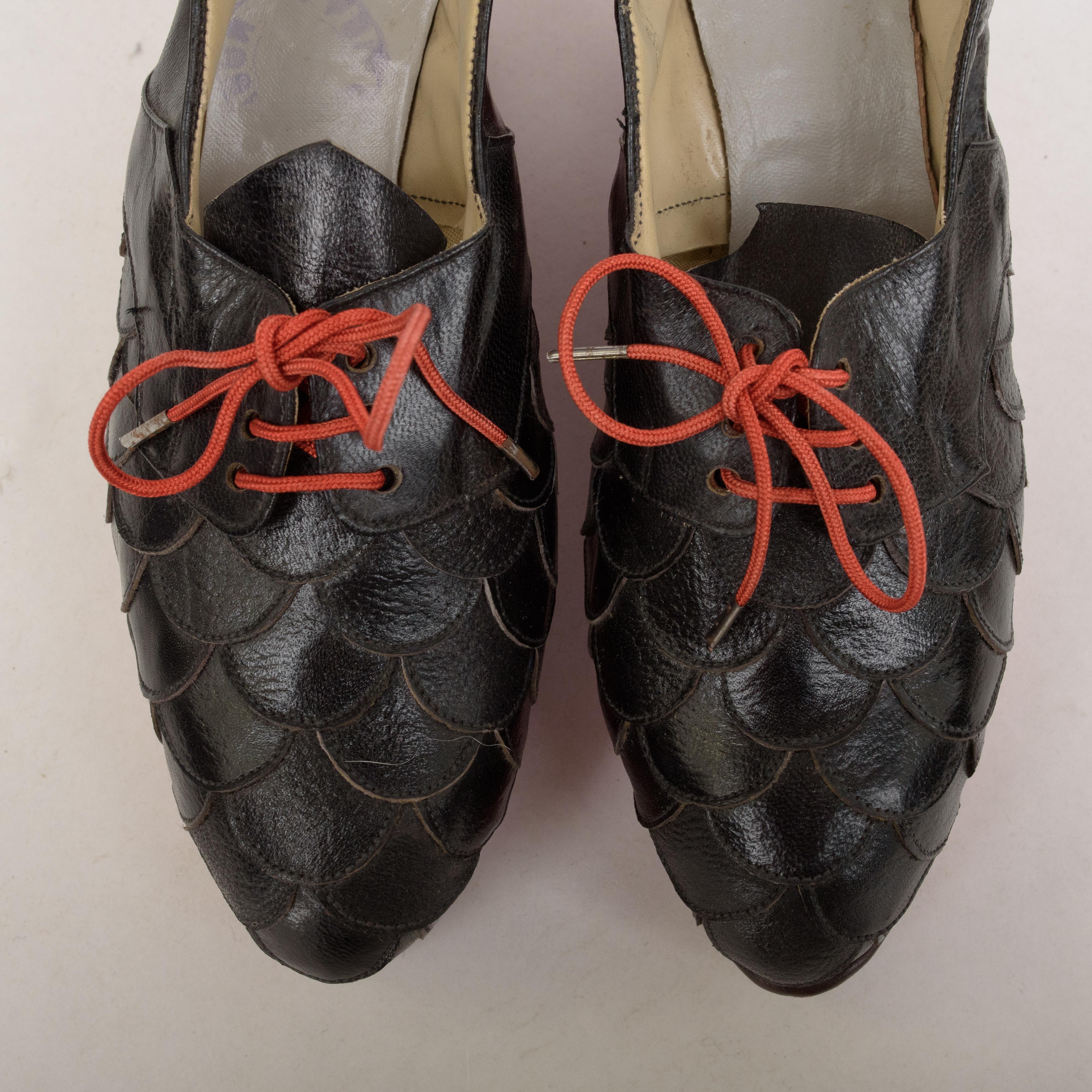 Black Pair of 1940s shoes in leather and wedge heel in red wood