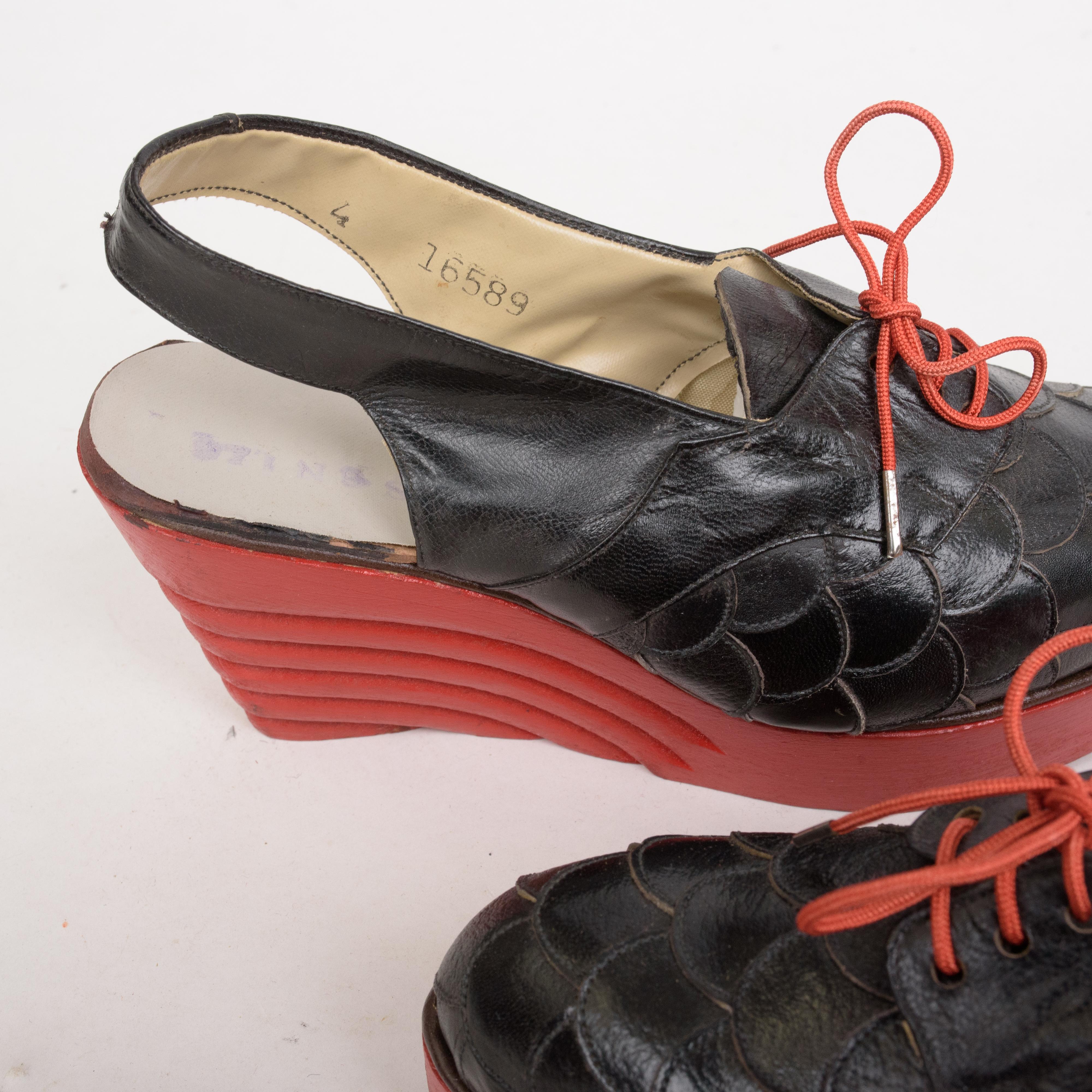 Women's Pair of 1940s shoes in leather and wedge heel in red wood