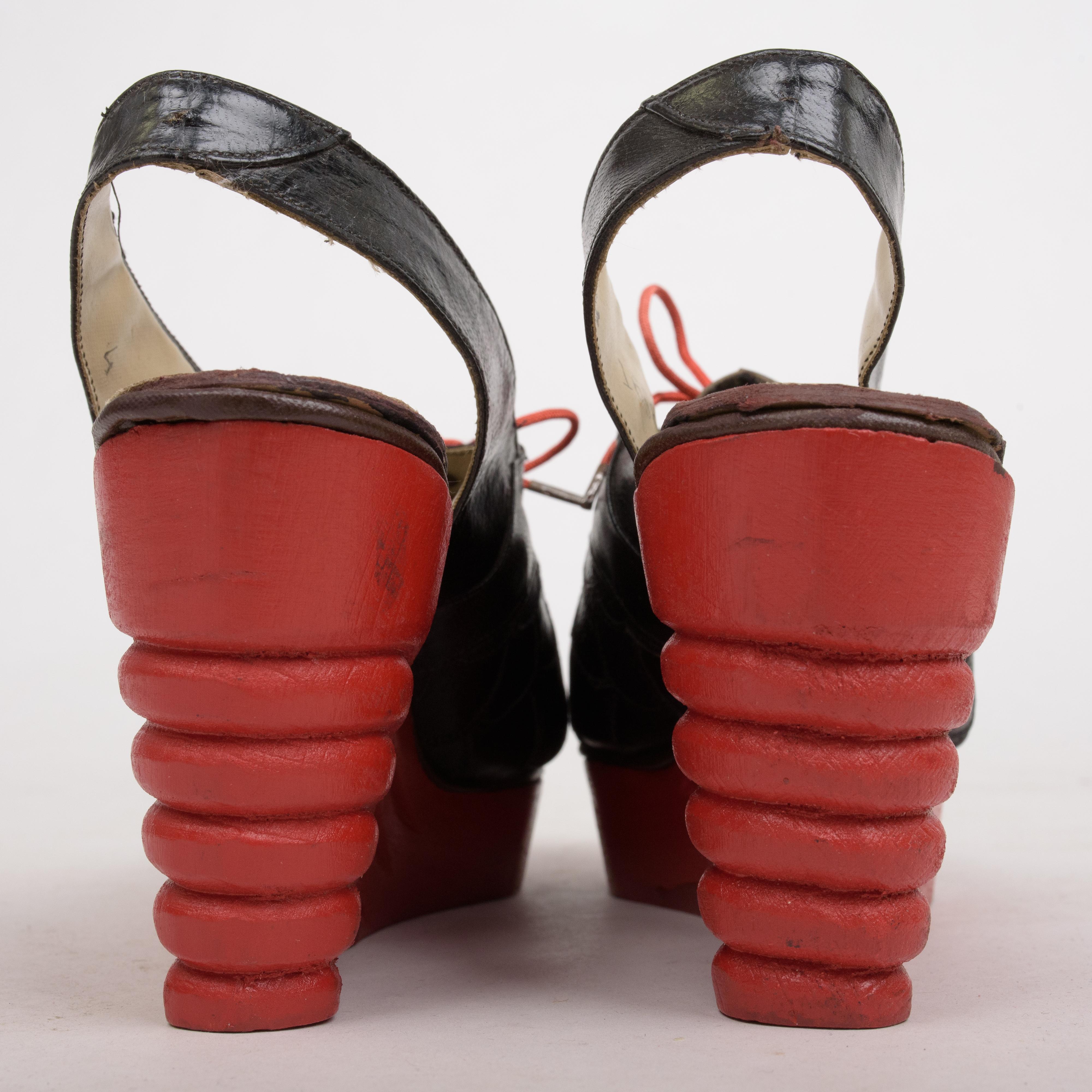 Pair of 1940s shoes in leather and wedge heel in red wood 1