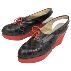 Pair of 1940s shoes in leather and wedge heel in red wood