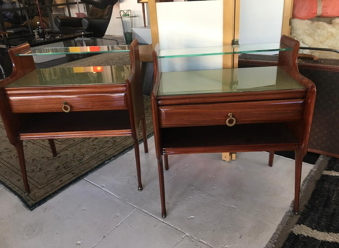 Coppia di tavolini o comodini degli anni '40 In condizioni buone in vendita a Los Angeles, CA