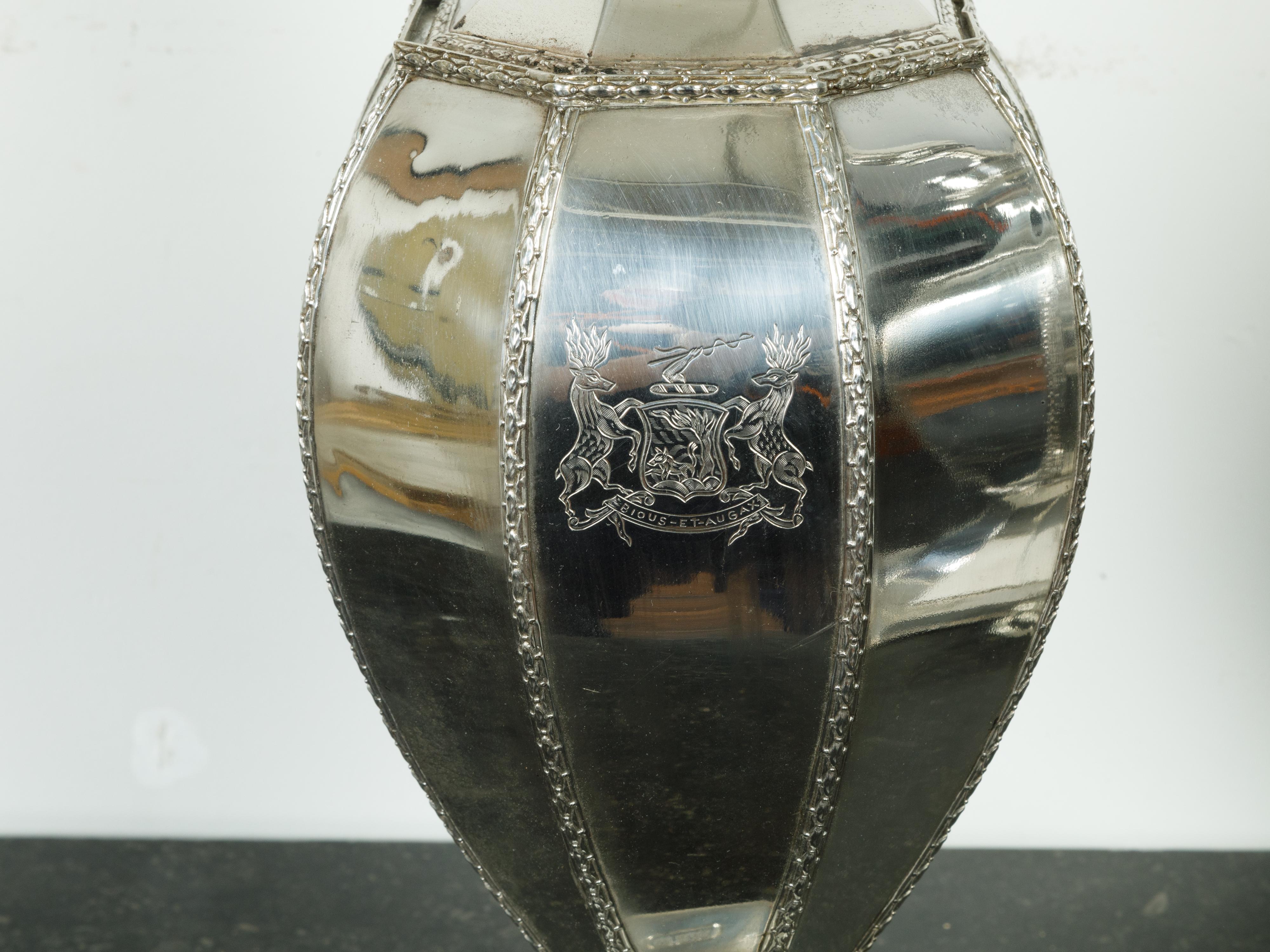 Une paire de lampes de table en métal argenté du milieu du 20e siècle, avec un cimier armorié Bious-et-Augax. Créée en Angleterre au cours du deuxième quart du XXe siècle, cette paire de lampes en métal argenté présente un corps bulbeux orné d'un