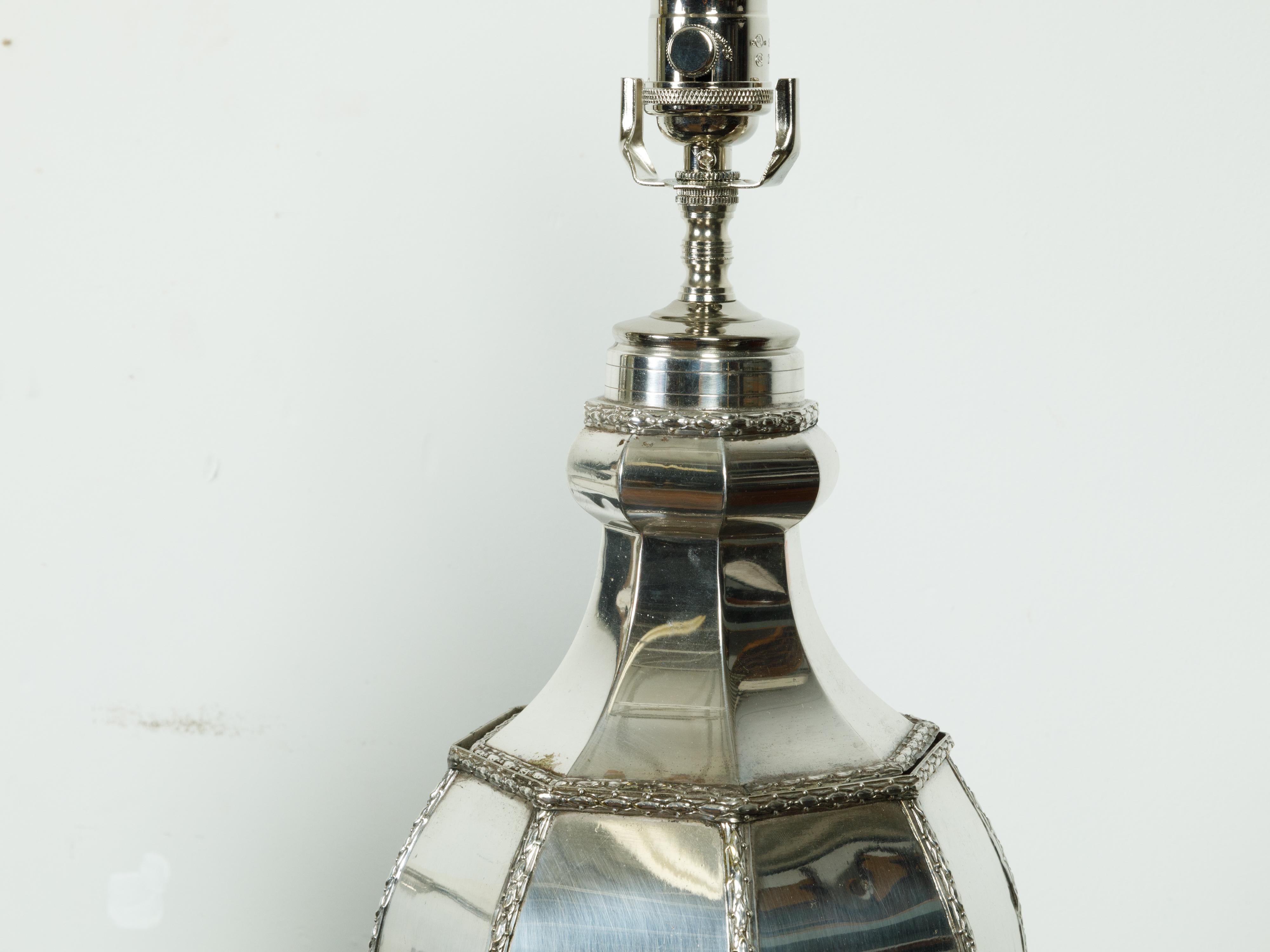 Anglais Paire de lampes de bureau en métal argenté des années 1940 avec crête armoriée en Bious-et-Augax en vente