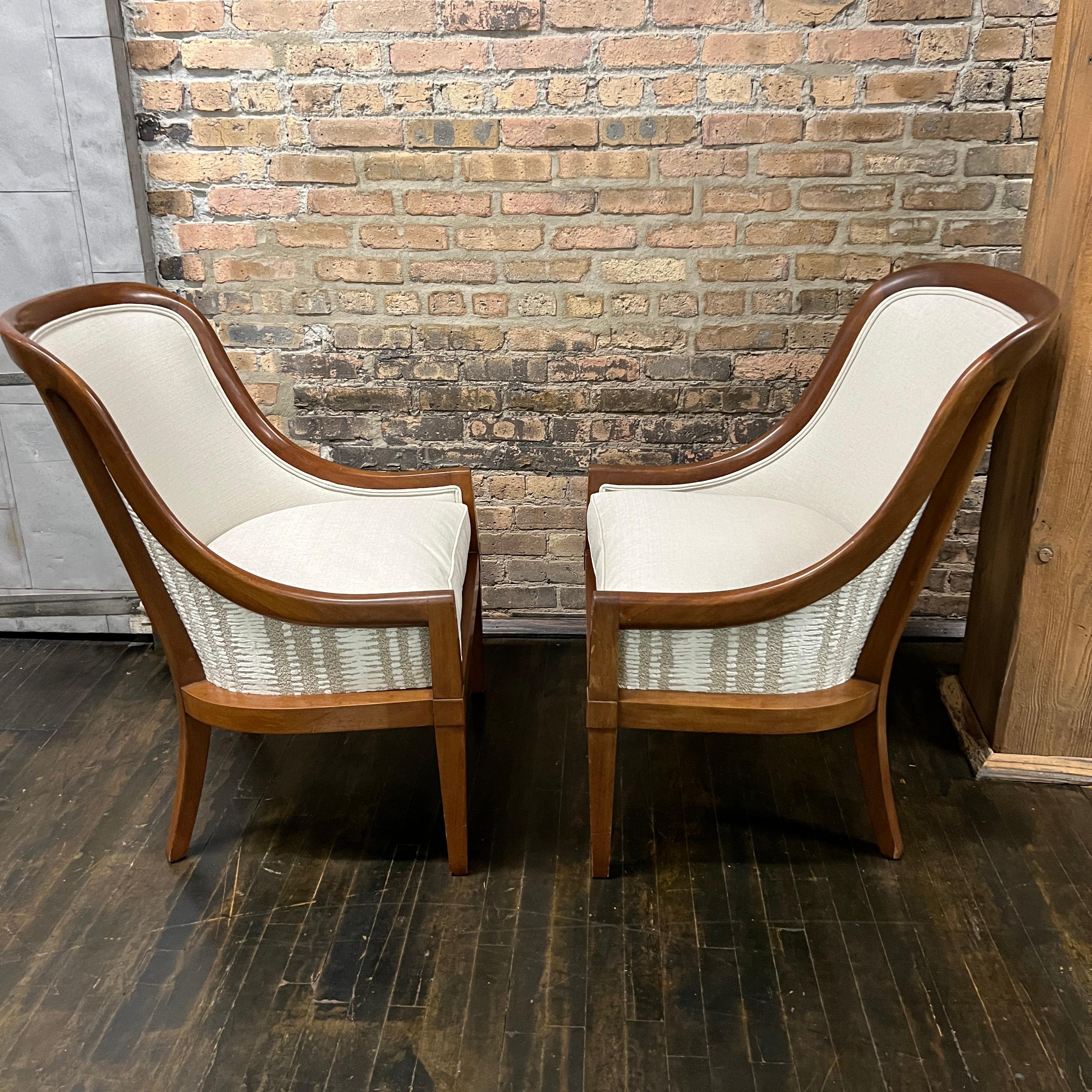 Pareja de sillas de salón con respaldo de cuchara de la década de 1940 con armazón de nogal en Bueno Estado en Chicago, IL