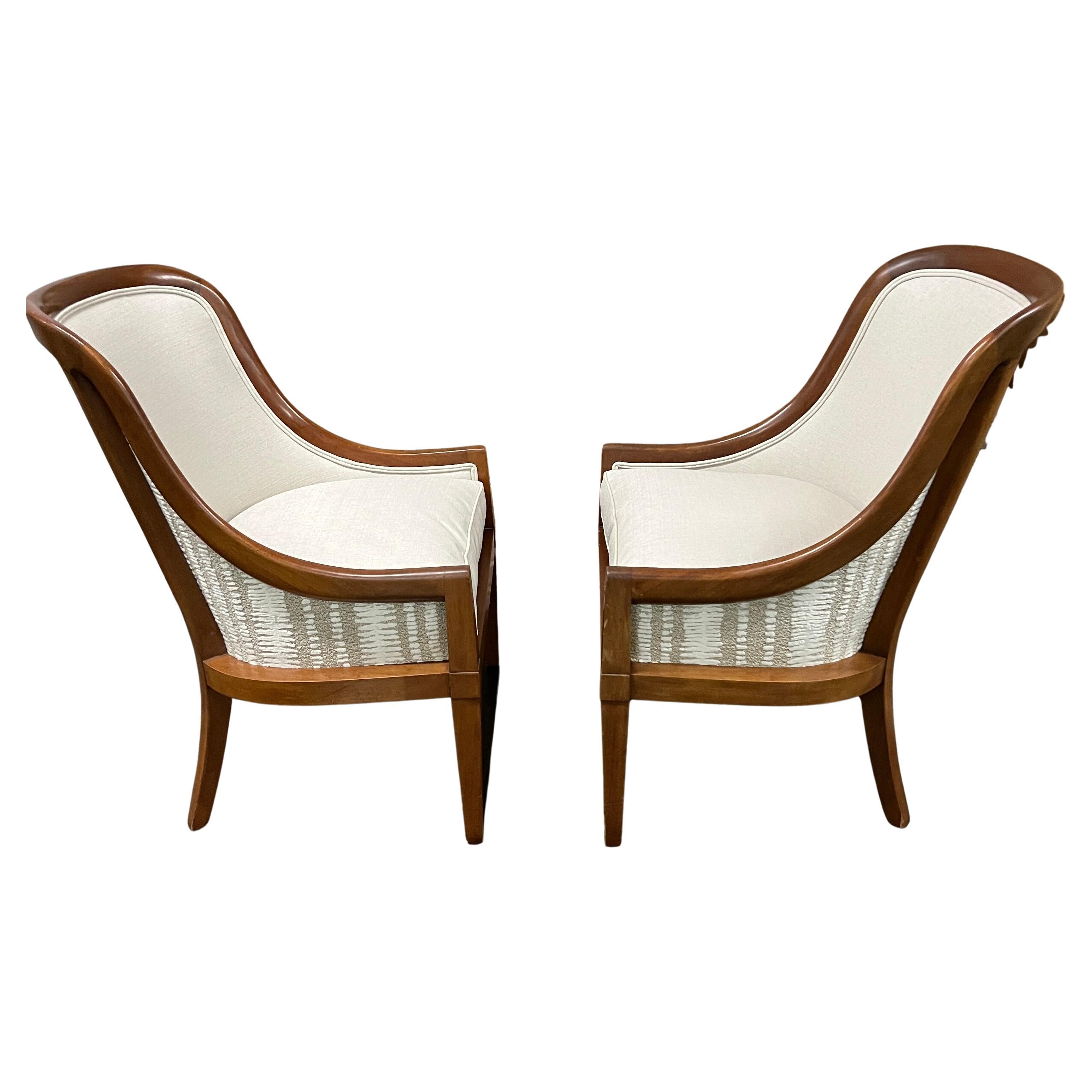 Pareja de sillas de salón con respaldo de cuchara de la década de 1940 con armazón de nogal