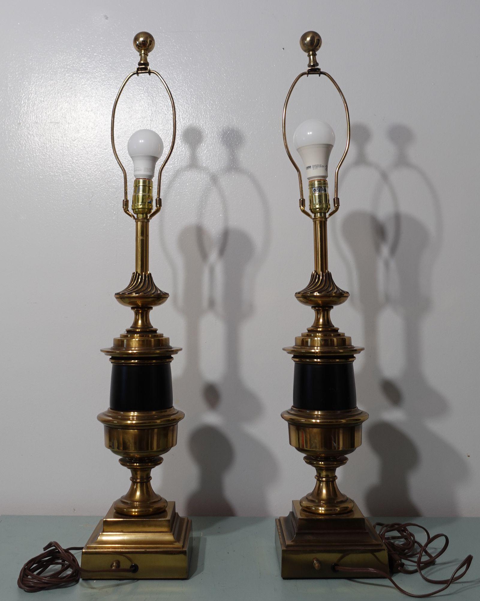Fait main Paire de lampes de table en forme d'urne Stiffel des années 1940 en vente