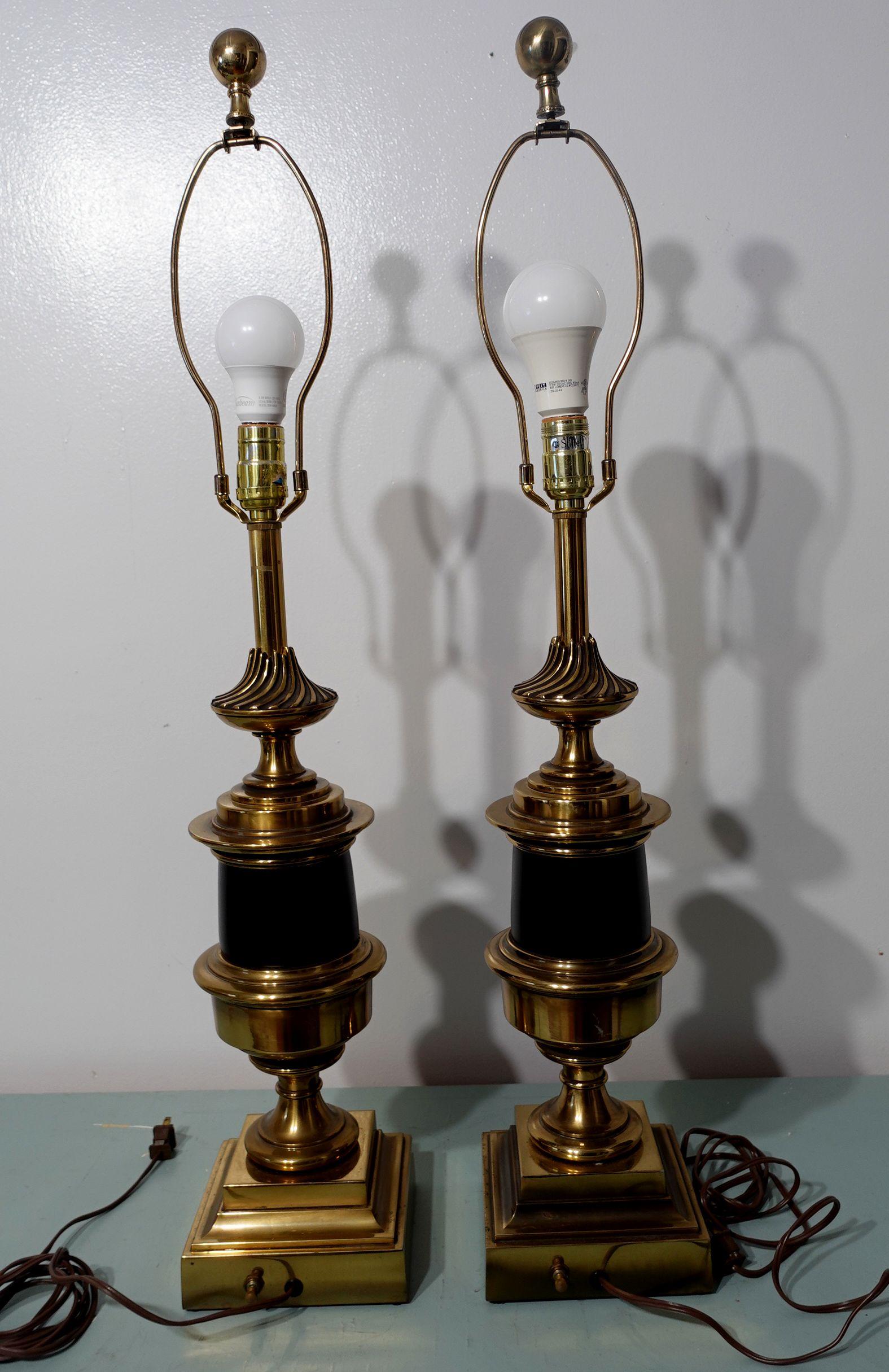 Paire de lampes de table en forme d'urne Stiffel des années 1940 Bon état - En vente à Norton, MA