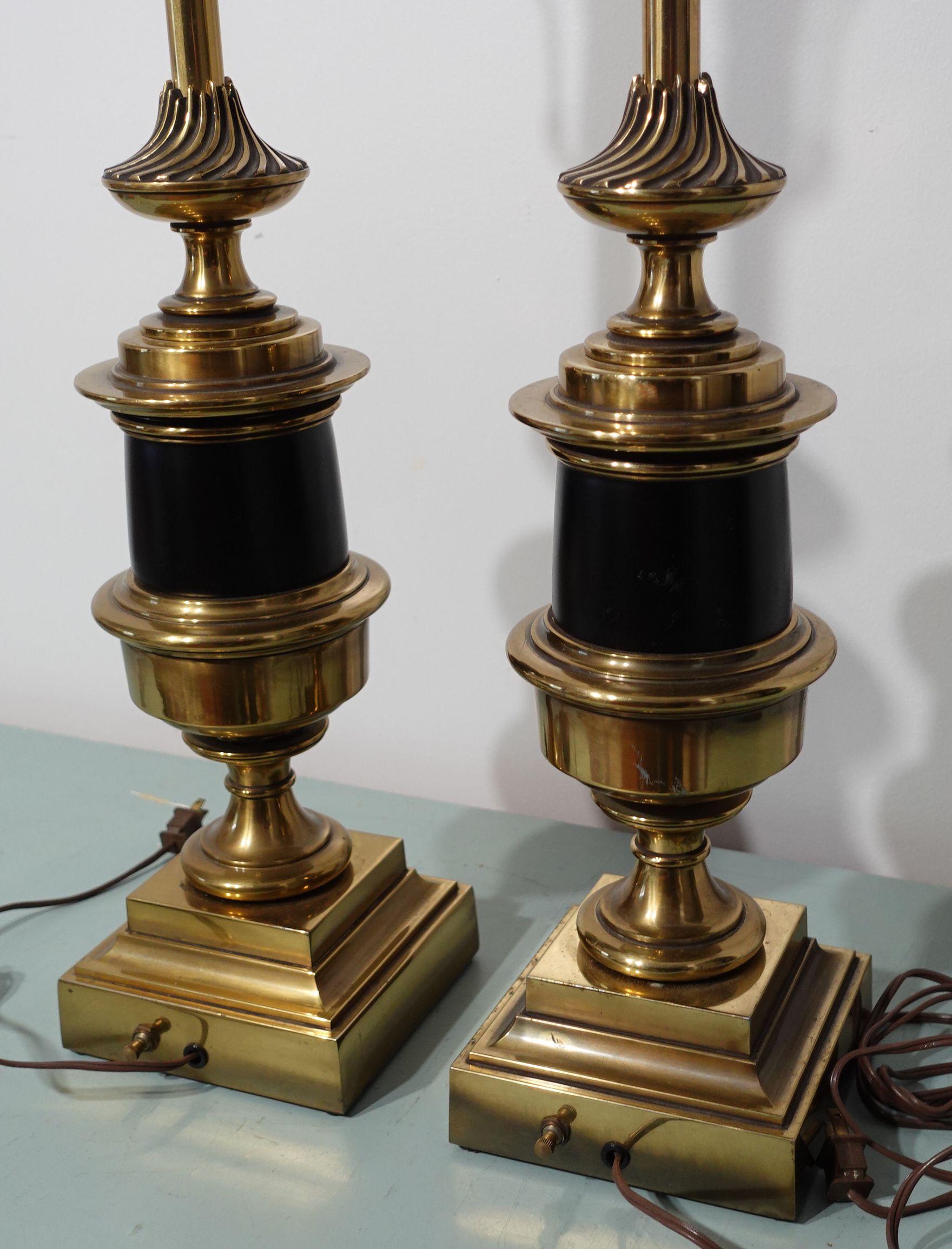 Laiton Paire de lampes de table en forme d'urne Stiffel des années 1940 en vente