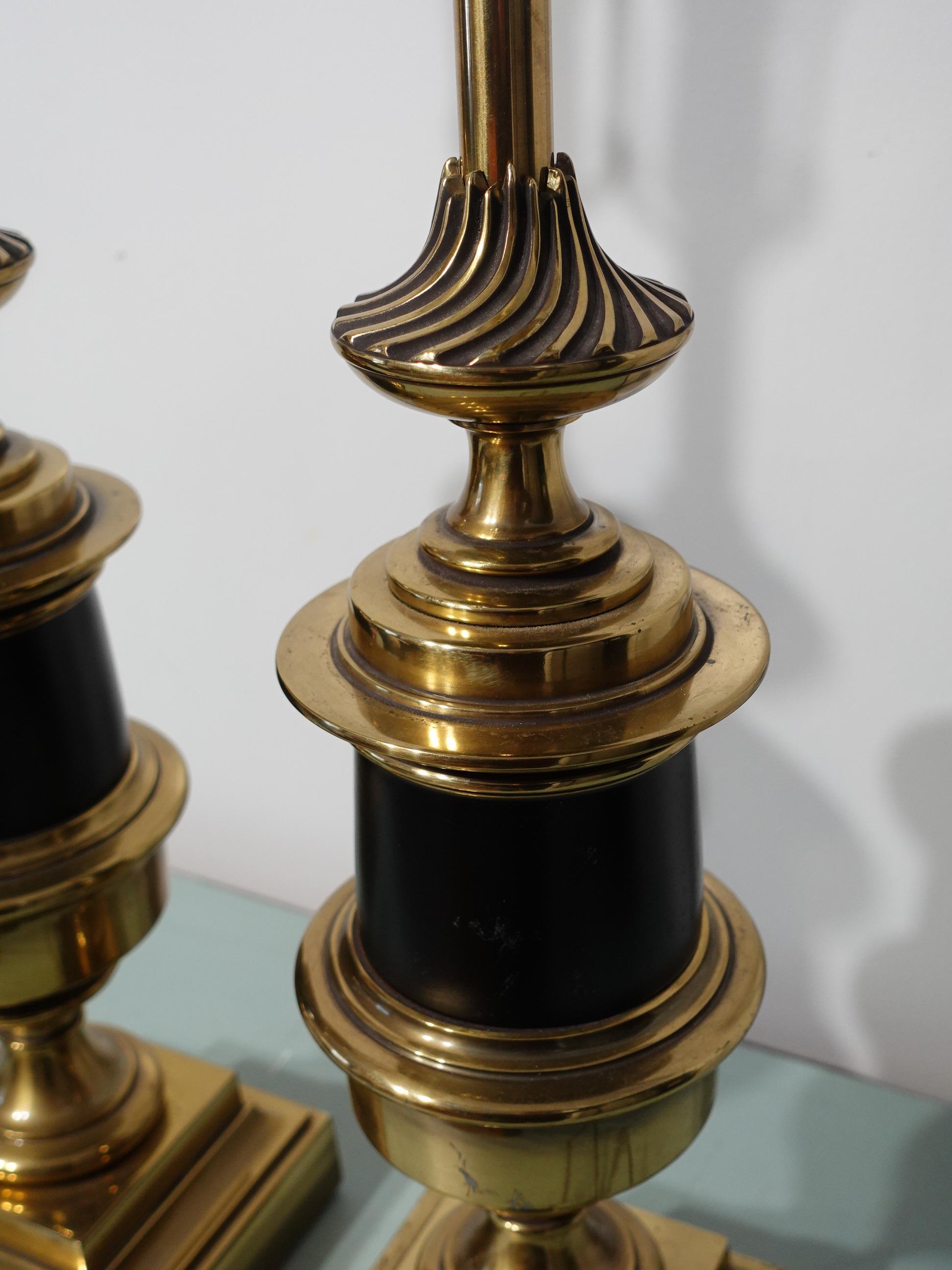 Paire de lampes de table en forme d'urne Stiffel des années 1940 en vente 1
