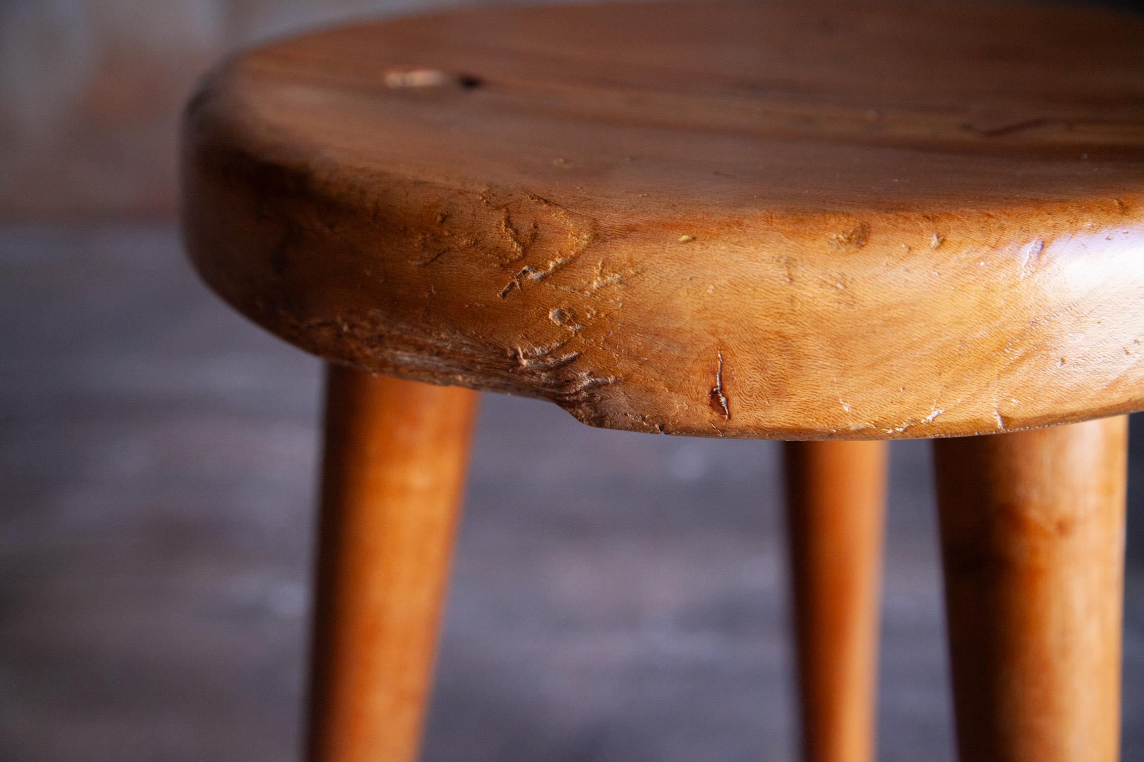 Nous vous présentons une paire de tabourets tripodes français des années 1950, captivants et mystérieux. 

Récemment restauré.

Cette paire représente une découverte extrêmement rare et peut-être unique. 

Les meubles de Charlotte Perriand et de