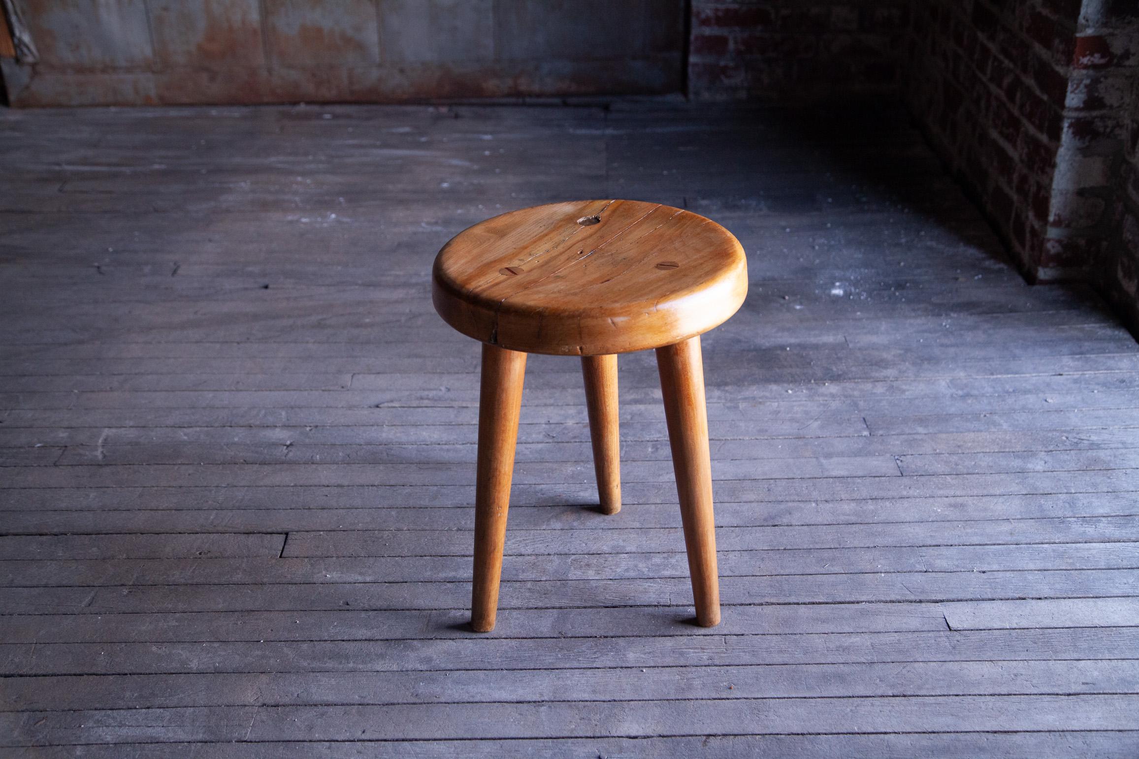Paire de tabourets des années 1940 à la manière de Charlotte Perriand en vente 1