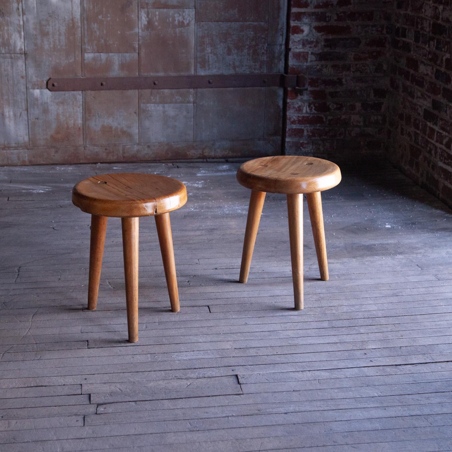Paire de tabourets des années 1940 à la manière de Charlotte Perriand Bon état - En vente à New York, NY