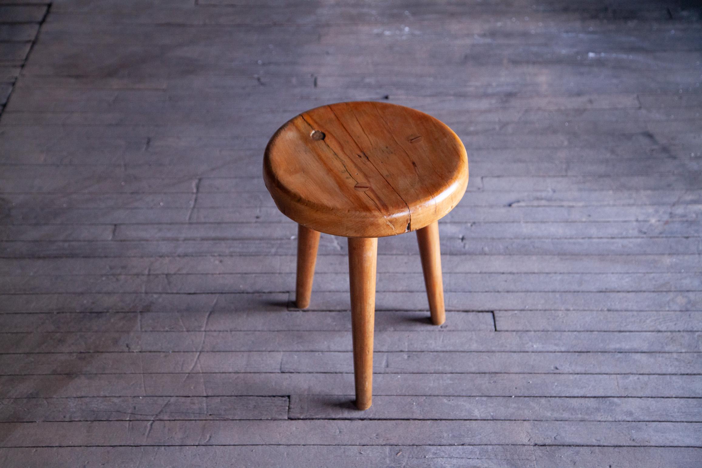Milieu du XXe siècle Paire de tabourets des années 1940 à la manière de Charlotte Perriand en vente