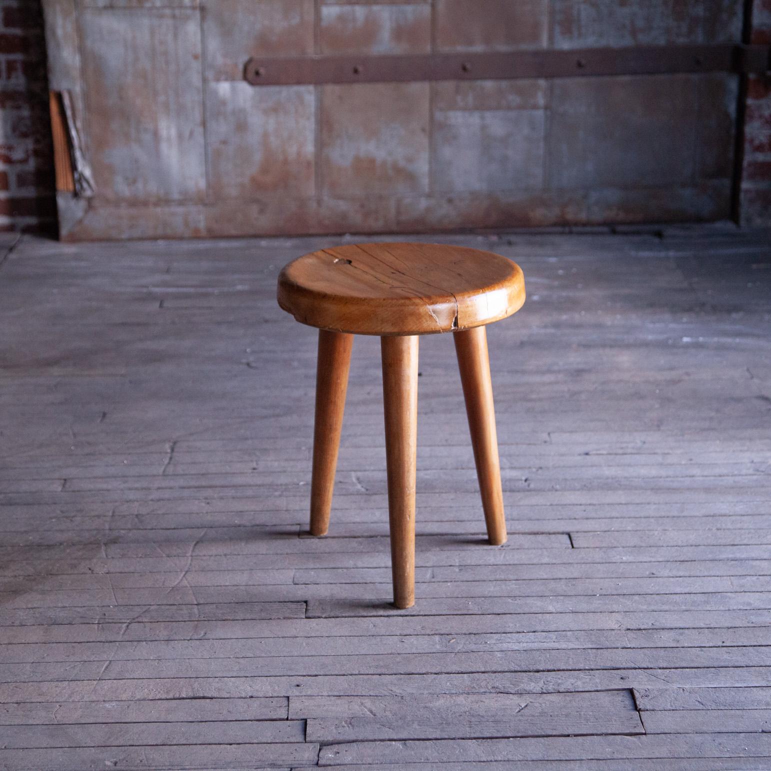 Bois de feuillus Paire de tabourets des années 1940 à la manière de Charlotte Perriand en vente