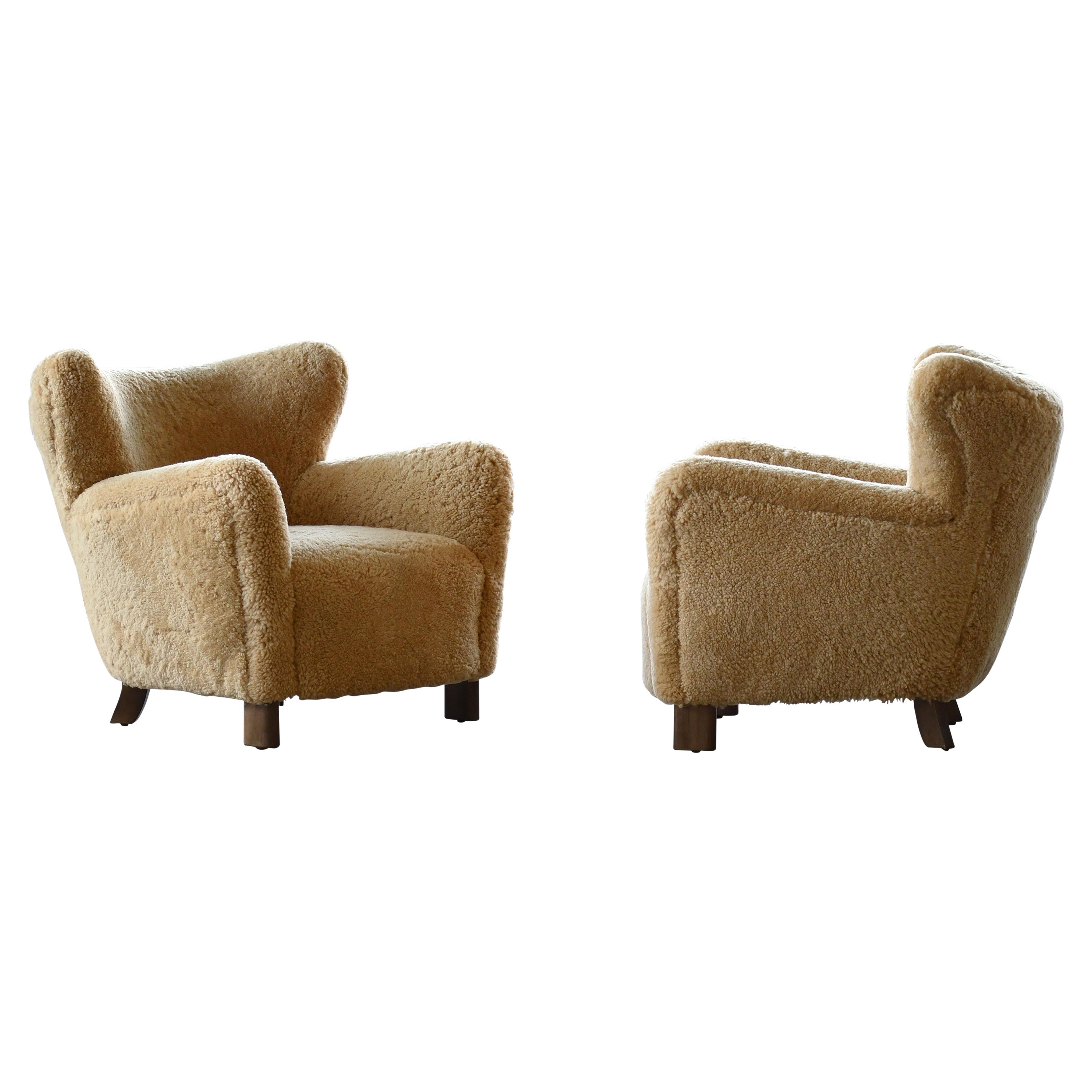 Klassische Club- oder Loungesessel im Stil der 1940er Jahre aus bernsteinfarbenem Shearling, Paar