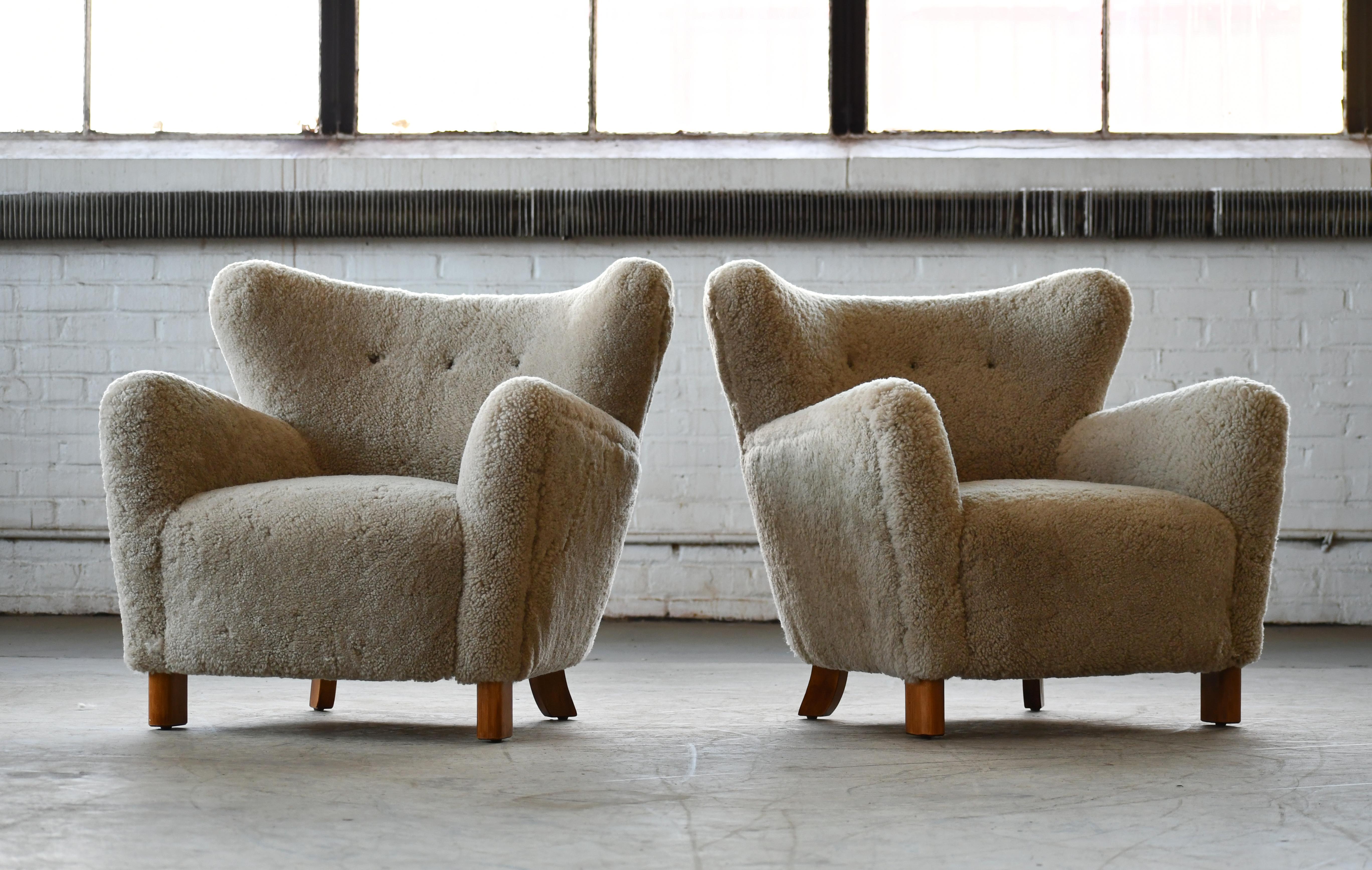 Magnifique paire exubérante de nouvelles chaises longues modernes danoises de notre propre conception. Le design s'inspire des designs classiques des années 1940, mais avec nos propres variations de design et des dimensions actualisées. Les chaises