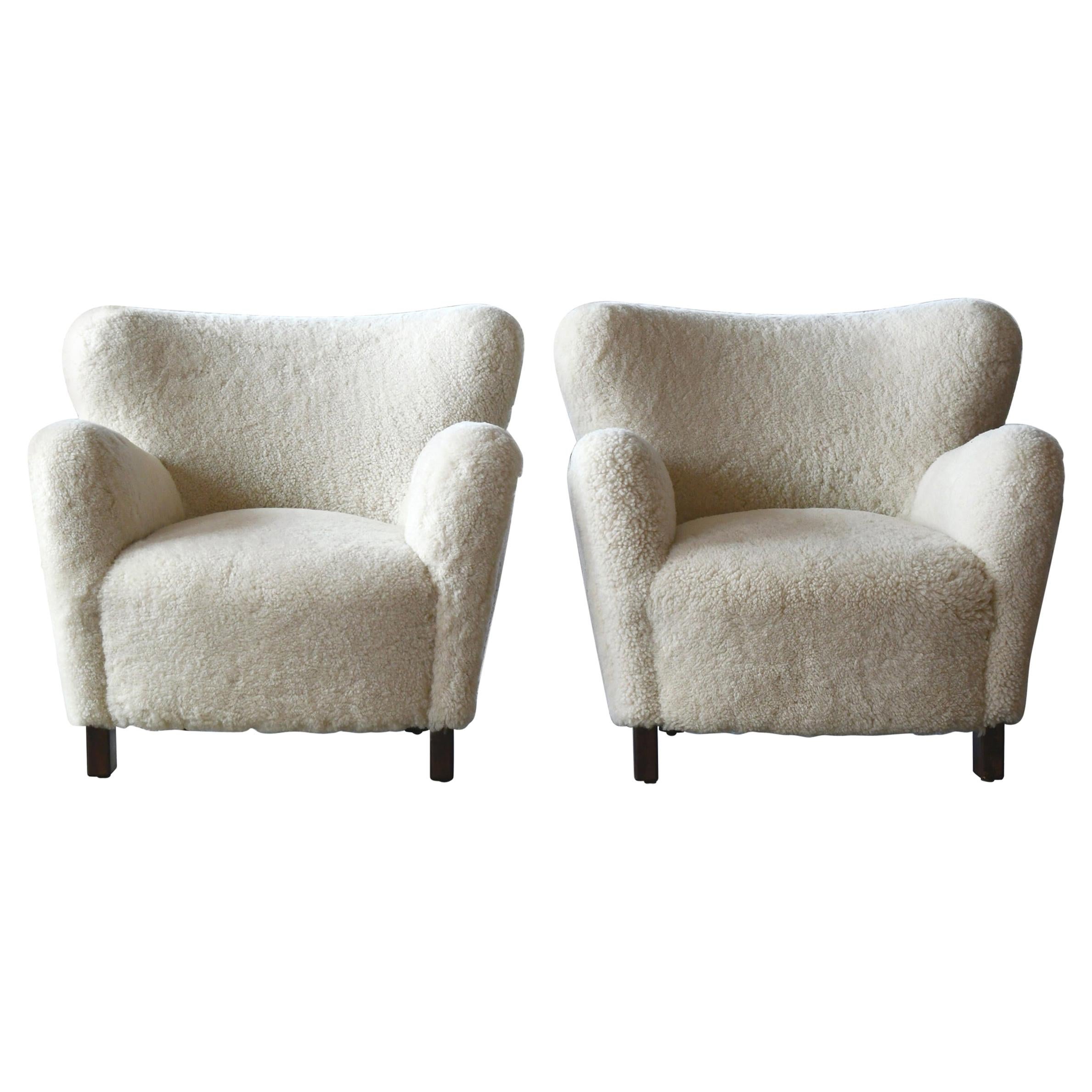 Paire de fauteuils club ou de salon classiques en peau de mouton de style des années 1940