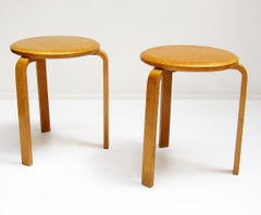 Pareja de taburetes suecos de abedul nº 60 de la década de 1940, de Alvar Aalto para Artek-Pascoe