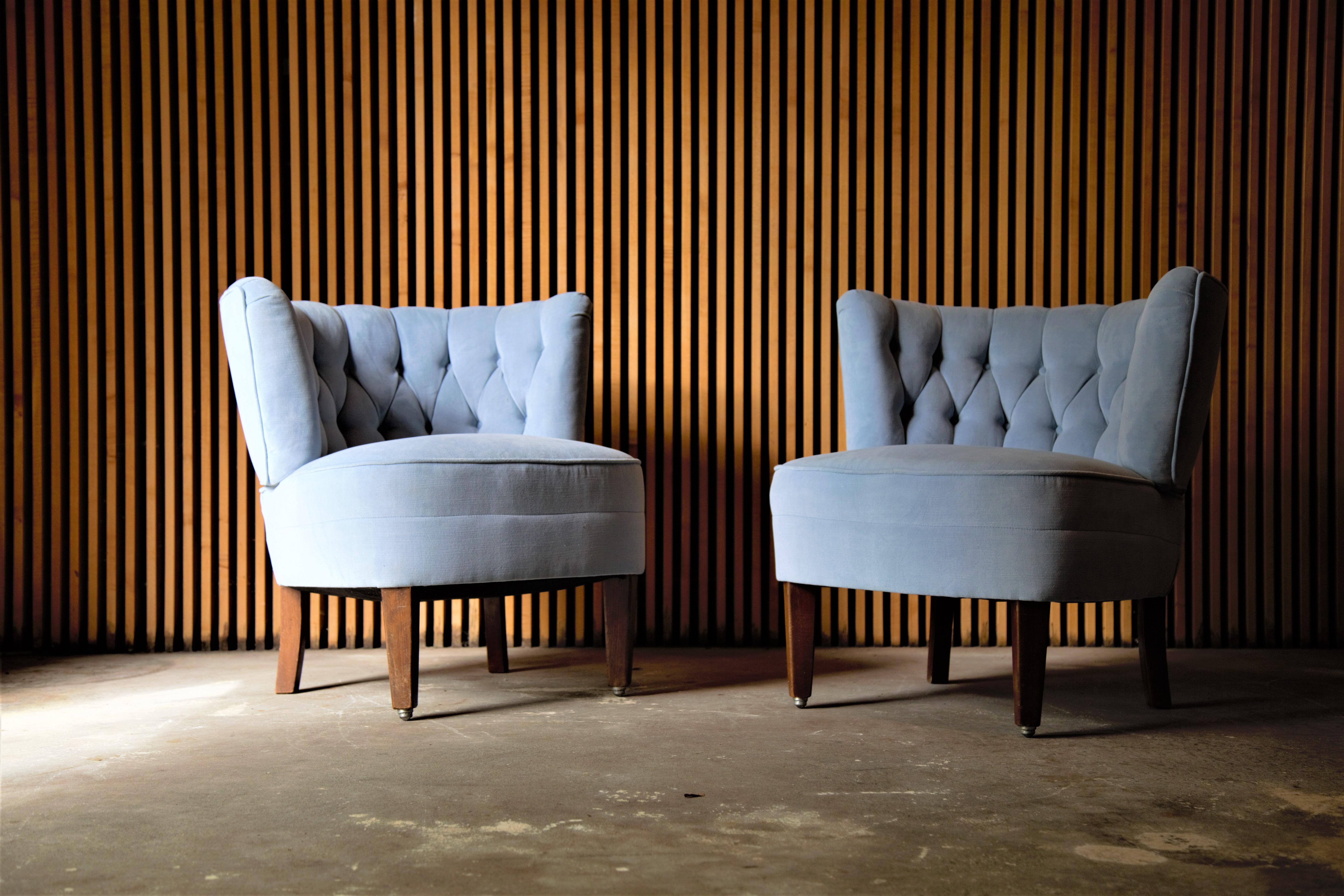A pair of diamond tufted velvet lounge chairs attributed to Otto Schulz, 1940s Sweden. 

Condition:
Original finish to the legs, newer light blue velvet upholstery with diamond tufting. 

Dimensions:
28