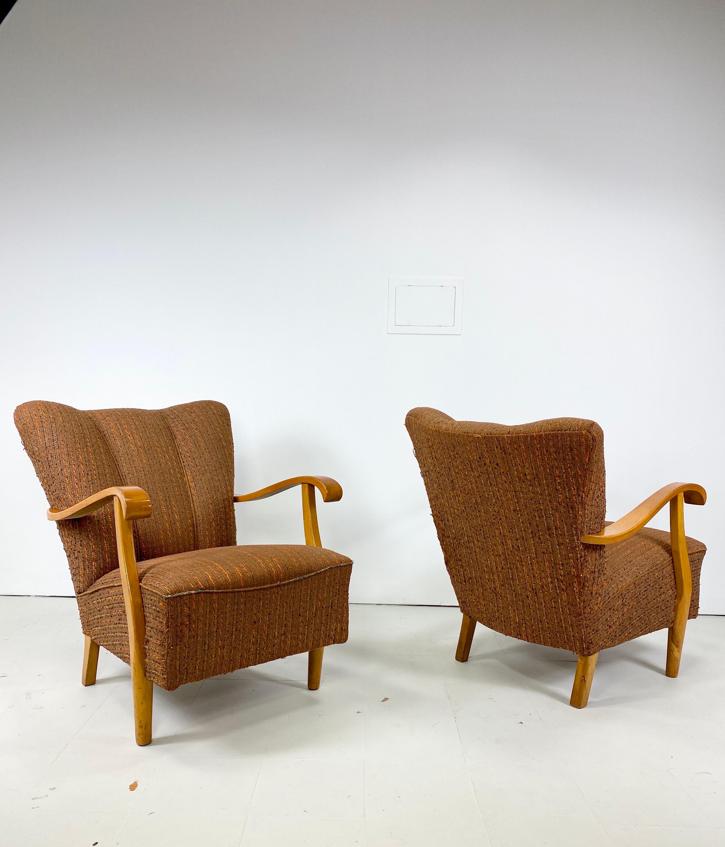 Paire de chaises longues suédoises des années 1940. Cadres élégants en bois de Beeche. Vintage Upholstery. Patine chaude. 

Nous proposons la livraison à New York pour 425