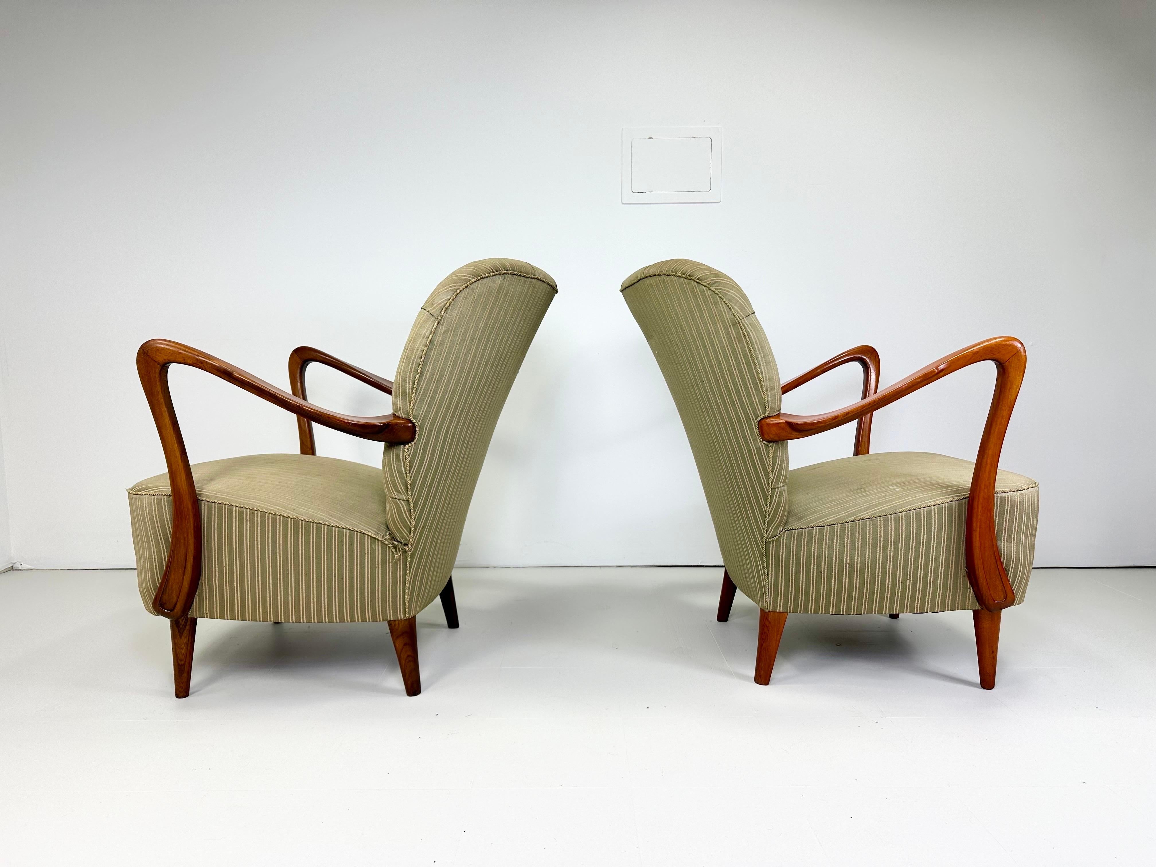 Pair of 1940’s Swedish Lounge chairs. We love the sculptural dramatic wood arms on these chairs. Button tufted upholstery. Sweden,

Delivery to NYC area available for $450. Please inquire 