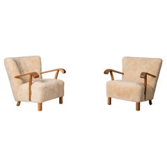 Paire de fauteuils de salon suédois des années 1940 en peau de mouton australienne