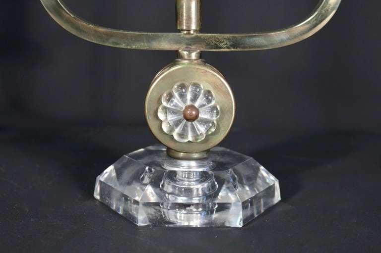 Français Paire de chandeliers de table des années 1940 en bronze et cristal en vente