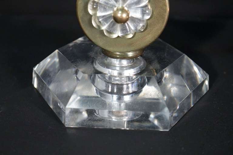 Bronze Paire de chandeliers de table des années 1940 en bronze et cristal en vente