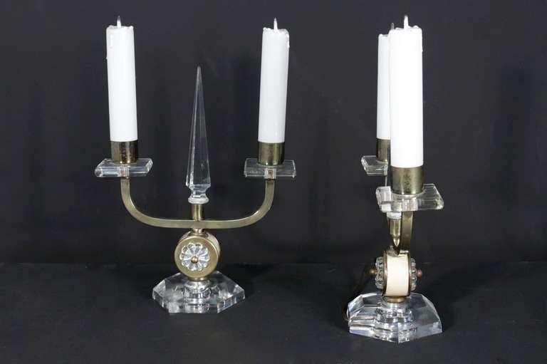 Paire de chandeliers de table des années 1940 en bronze et cristal en vente 1