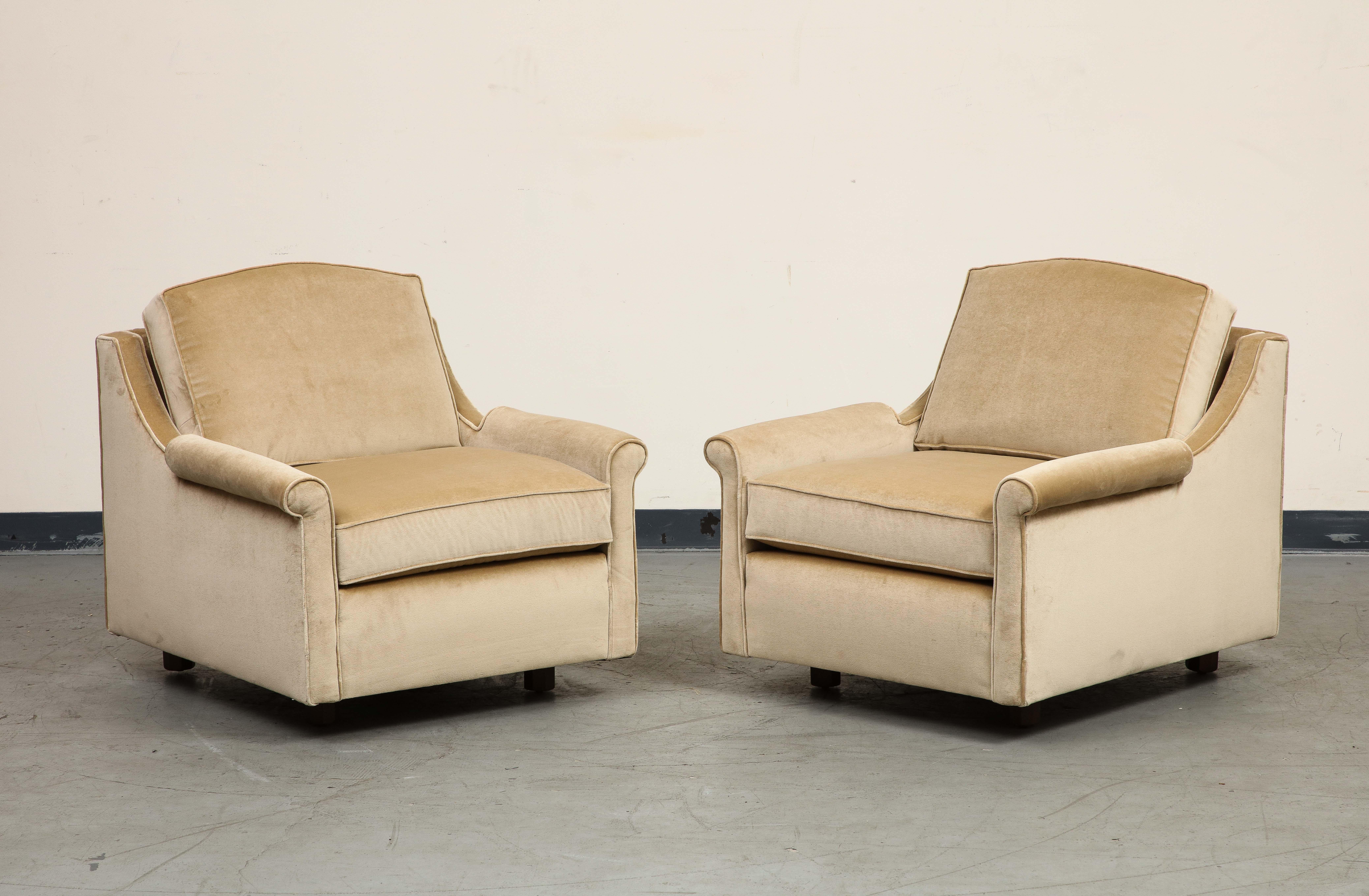 Paar 1940er Jahre Tan Velvet Club Chairs, neu gepolstert (Moderne der Mitte des Jahrhunderts) im Angebot