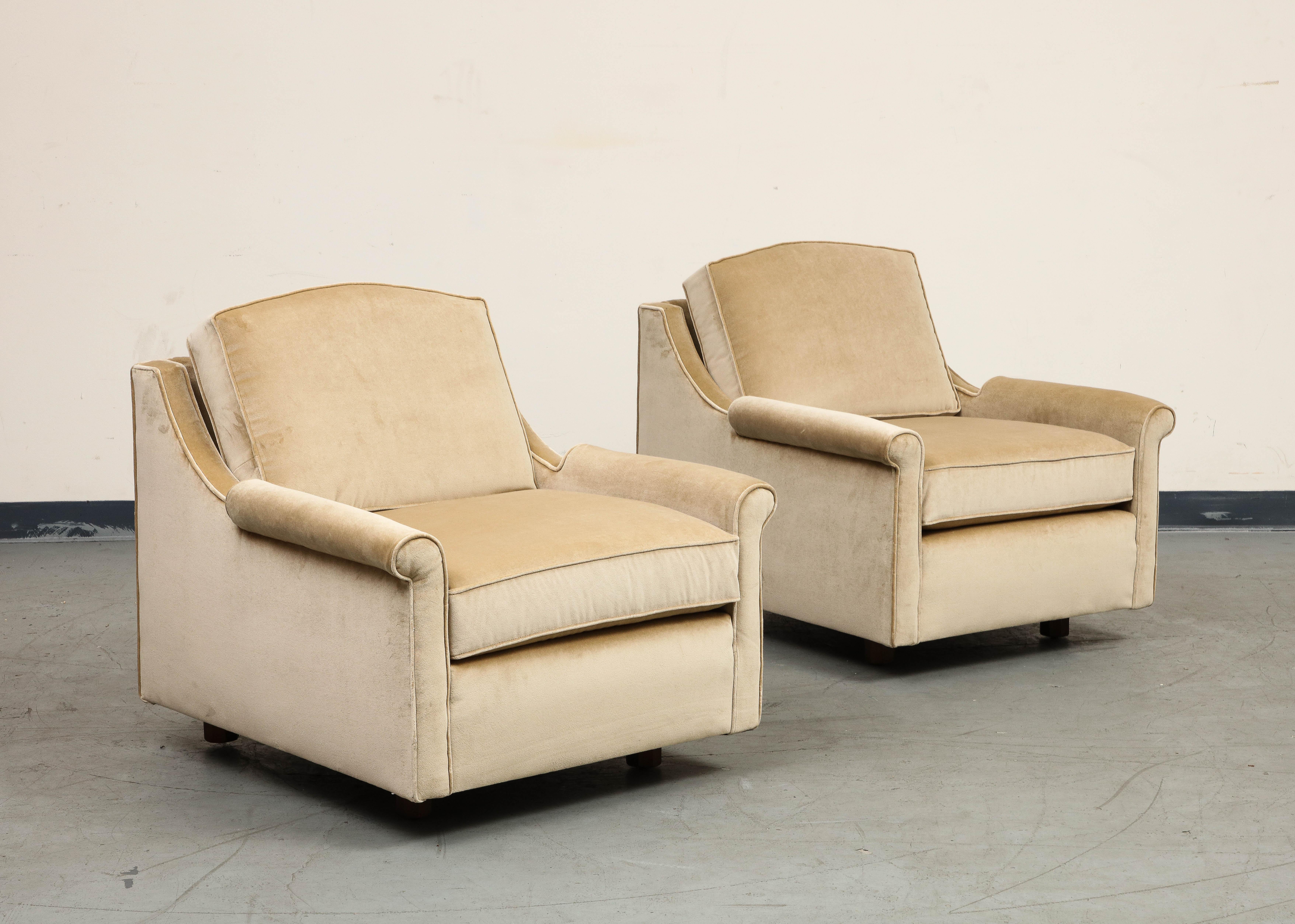 Paar 1940er Jahre Tan Velvet Club Chairs, neu gepolstert im Zustand „Gut“ im Angebot in Chicago, IL