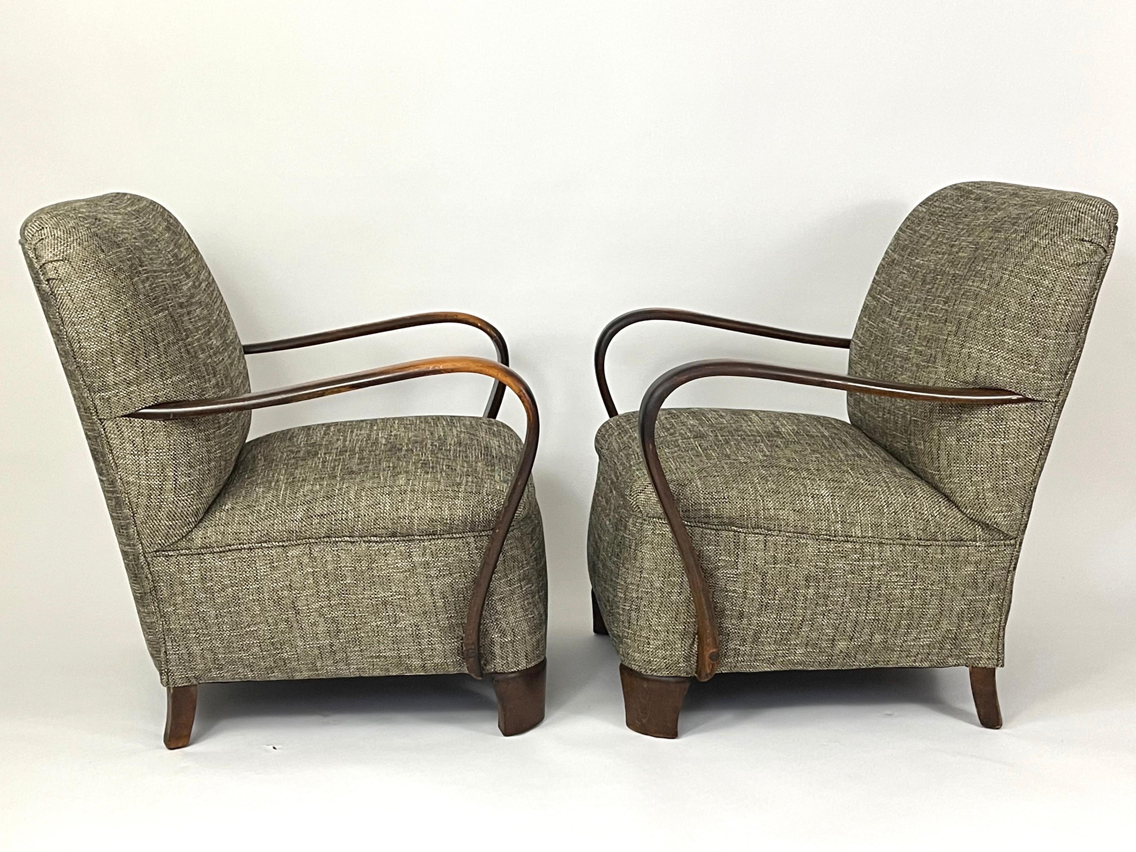 A pair of stylish and very comfortable bentwood lounge chairs, American, circa 1940s.
Newly restored and reupholstered, these chairs are roomy, inviting and wonderfully sculptural. With internal springs, these chairs sit well and are very easy to