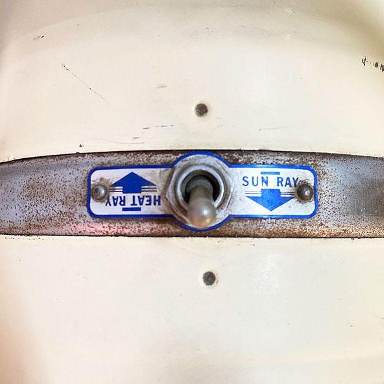 Coppia di lampade autoabbronzanti Westinghouse di metà secolo del 1940 in vendita 5