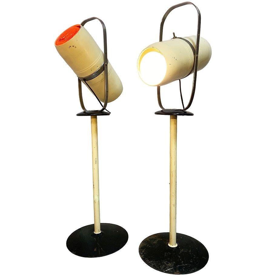 Questa coppia vintage di lampade da terra Westinghouse 