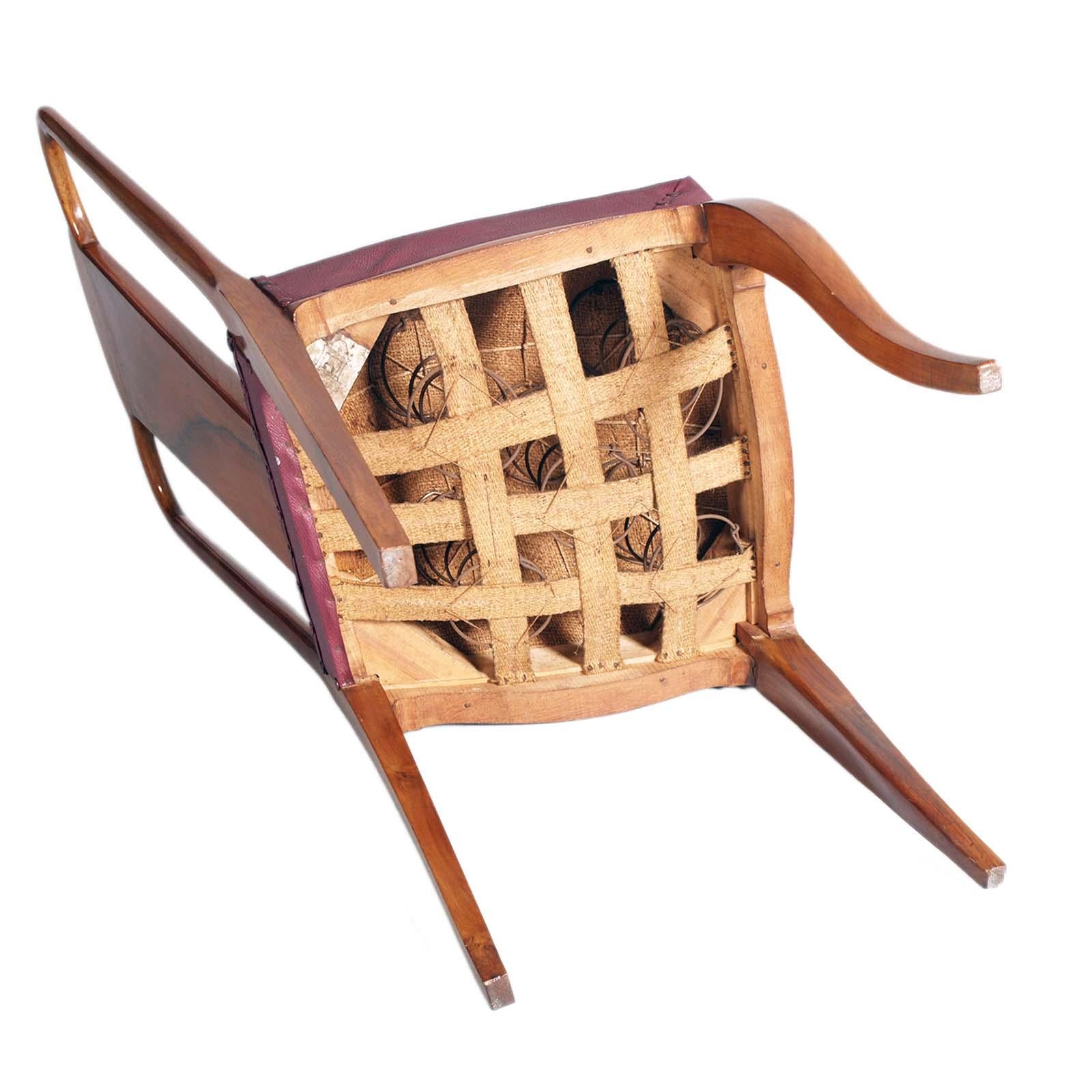 Paar Art-Déco-Beistellstühle aus blondem Nussbaumholz von Osvaldo Borsani, Original (Mitte des 20. Jahrhunderts) im Angebot