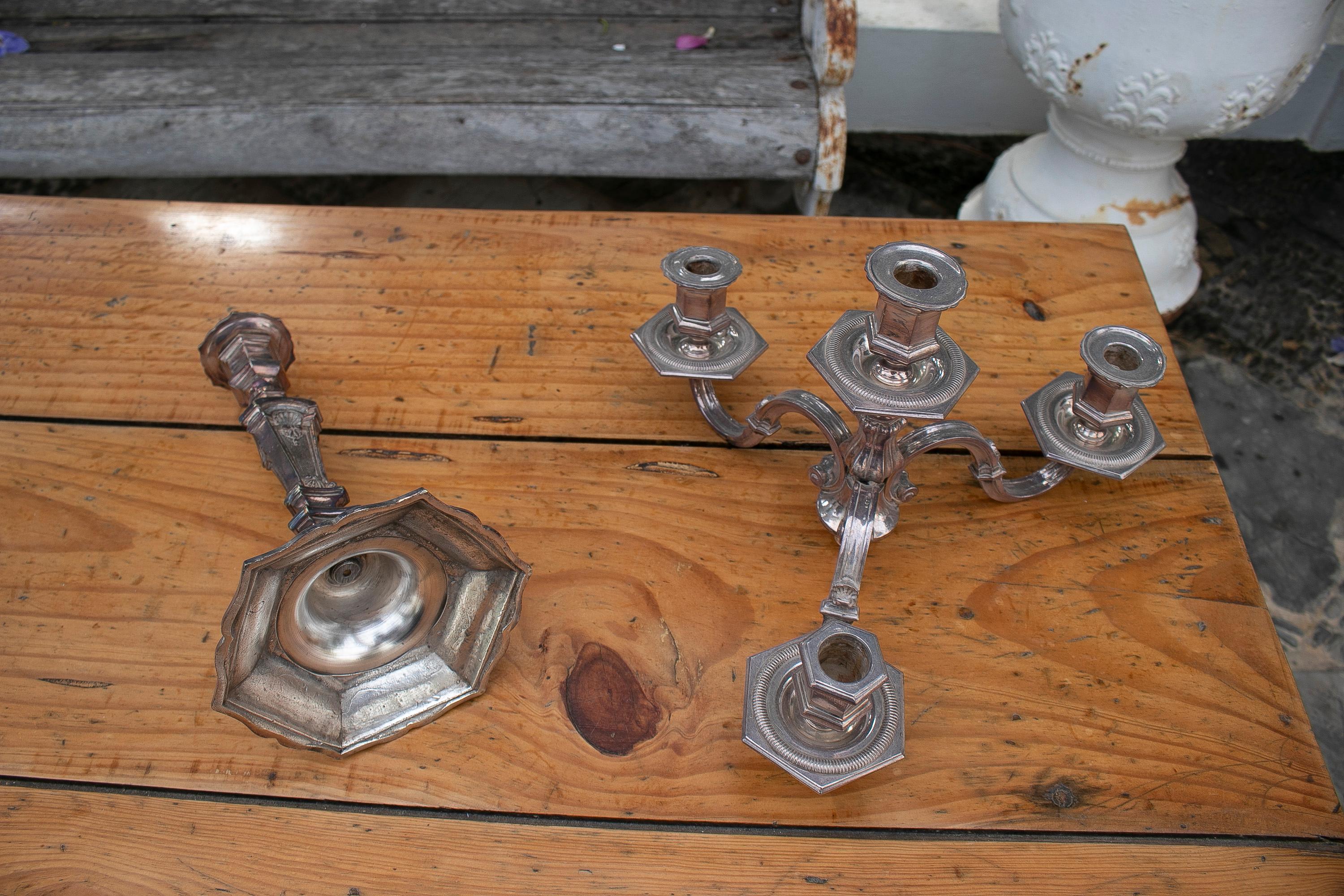 Coppia di candelabri a 3 bracci in metallo argentato francese del 1950 in vendita 10