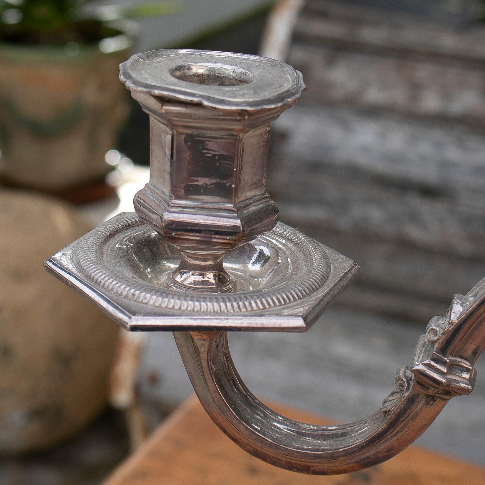 Coppia di candelabri a 3 bracci in metallo argentato francese del 1950 In condizioni buone in vendita a Marbella, ES