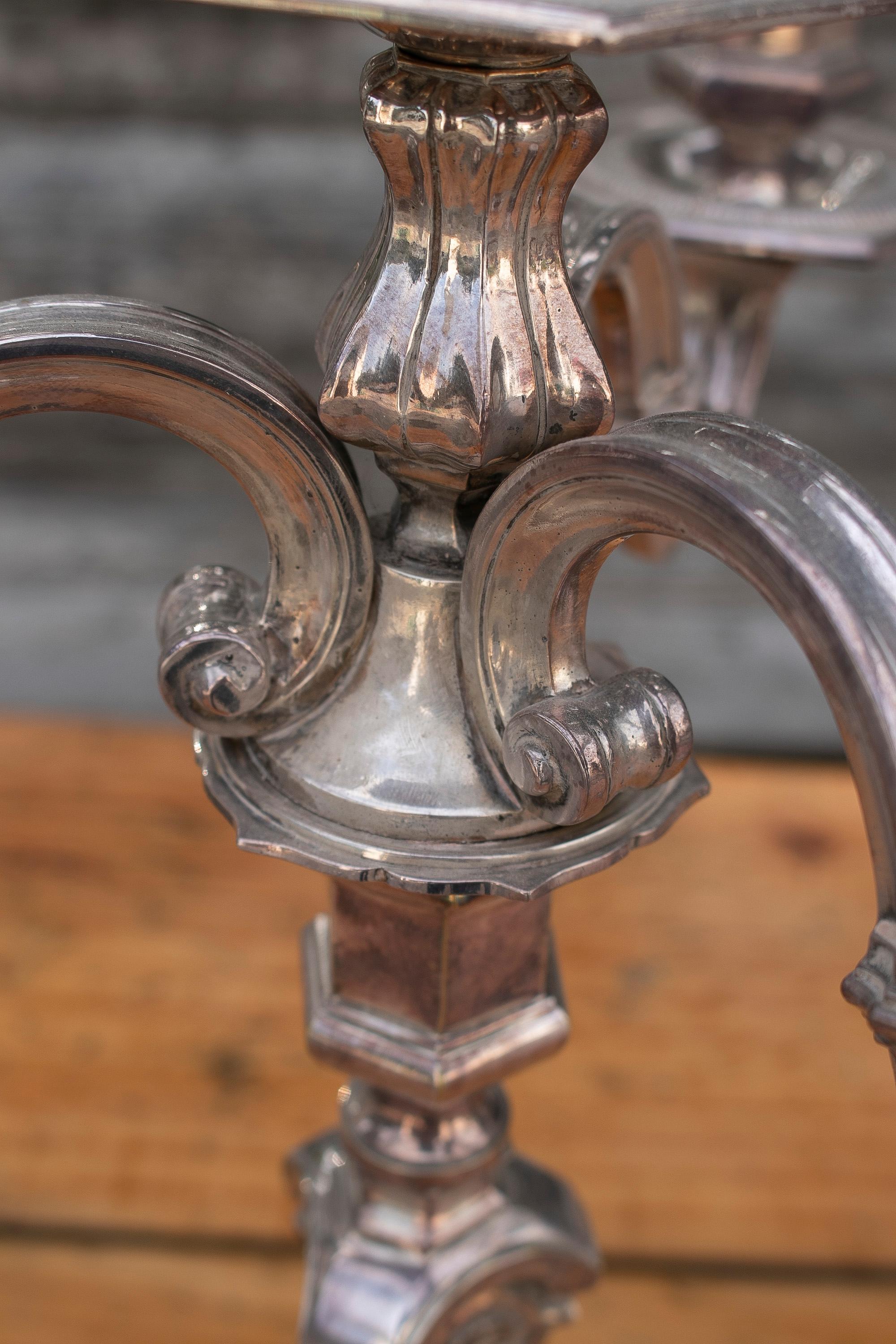 Coppia di candelabri a 3 bracci in metallo argentato francese del 1950 in vendita 1