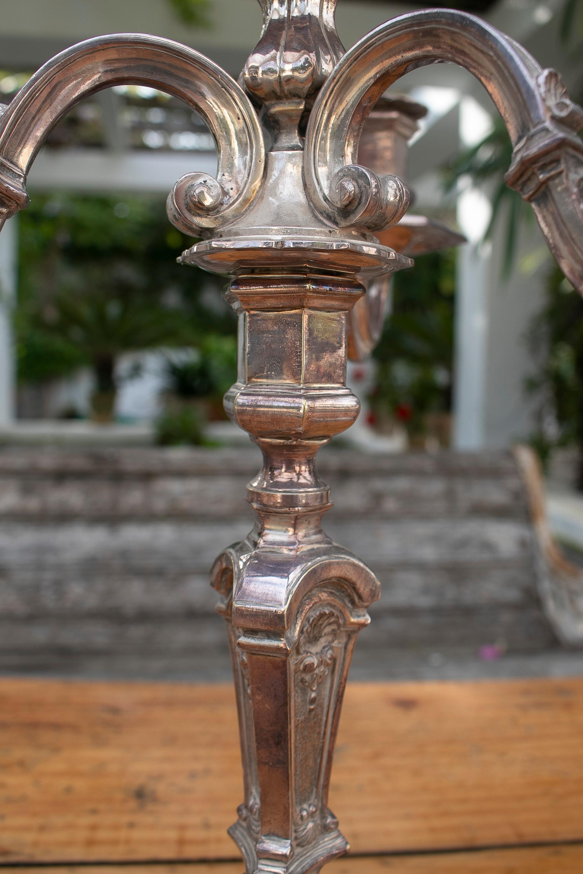 Coppia di candelabri a 3 bracci in metallo argentato francese del 1950 in vendita 2