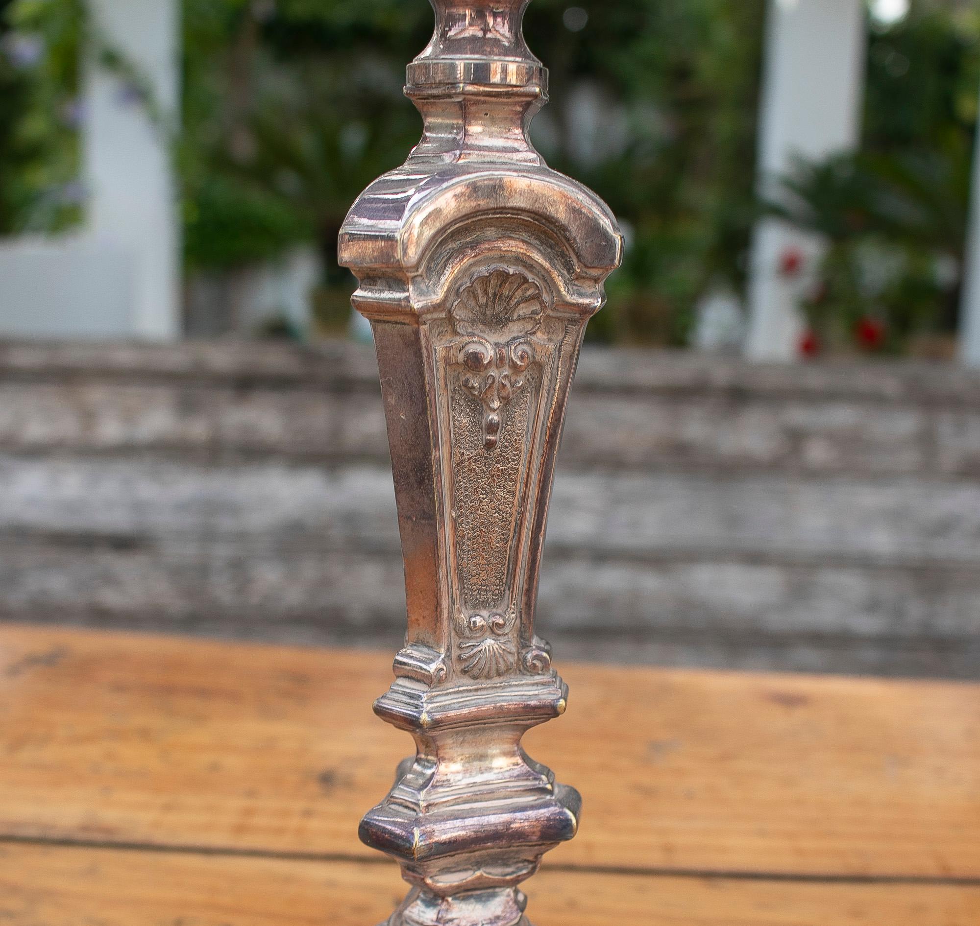 Coppia di candelabri a 3 bracci in metallo argentato francese del 1950 in vendita 3