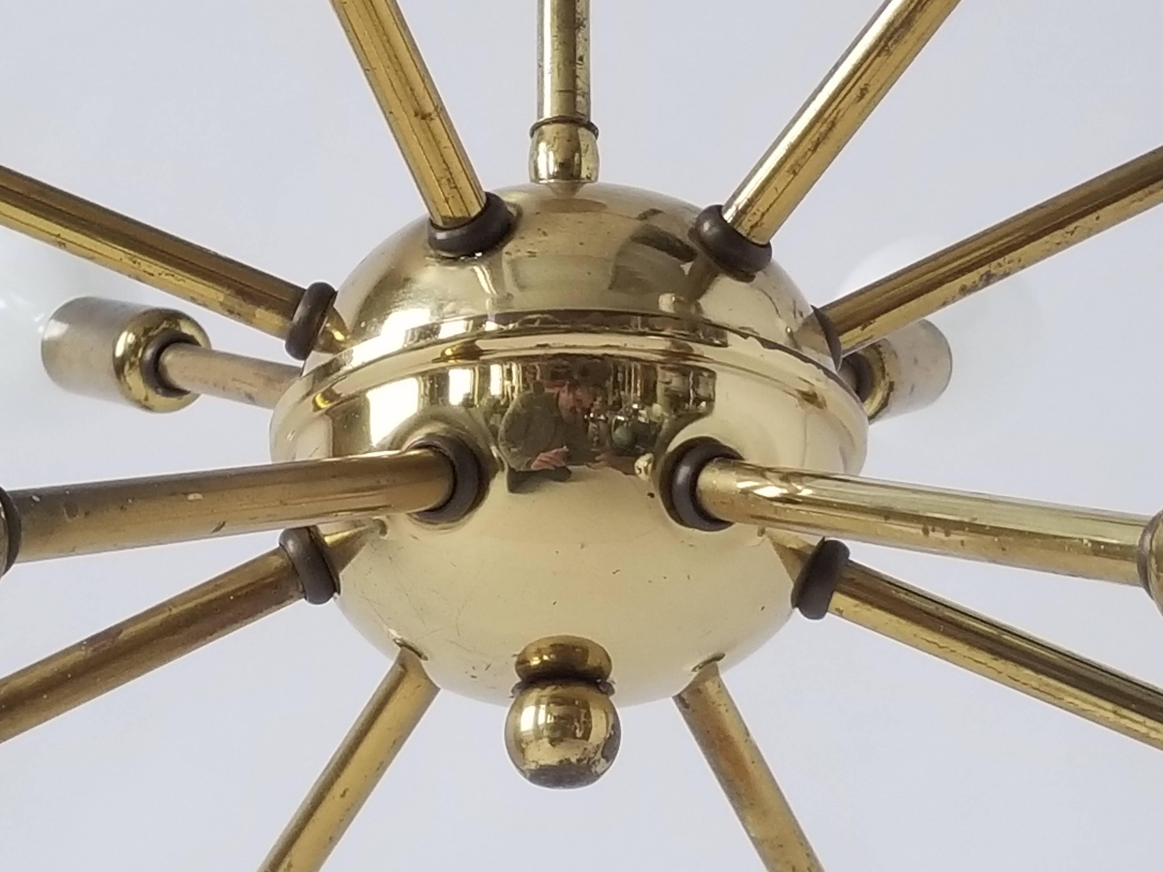 Milieu du XXe siècle Paire de Sputniks à douze bras en laiton des années 1950, États-Unis