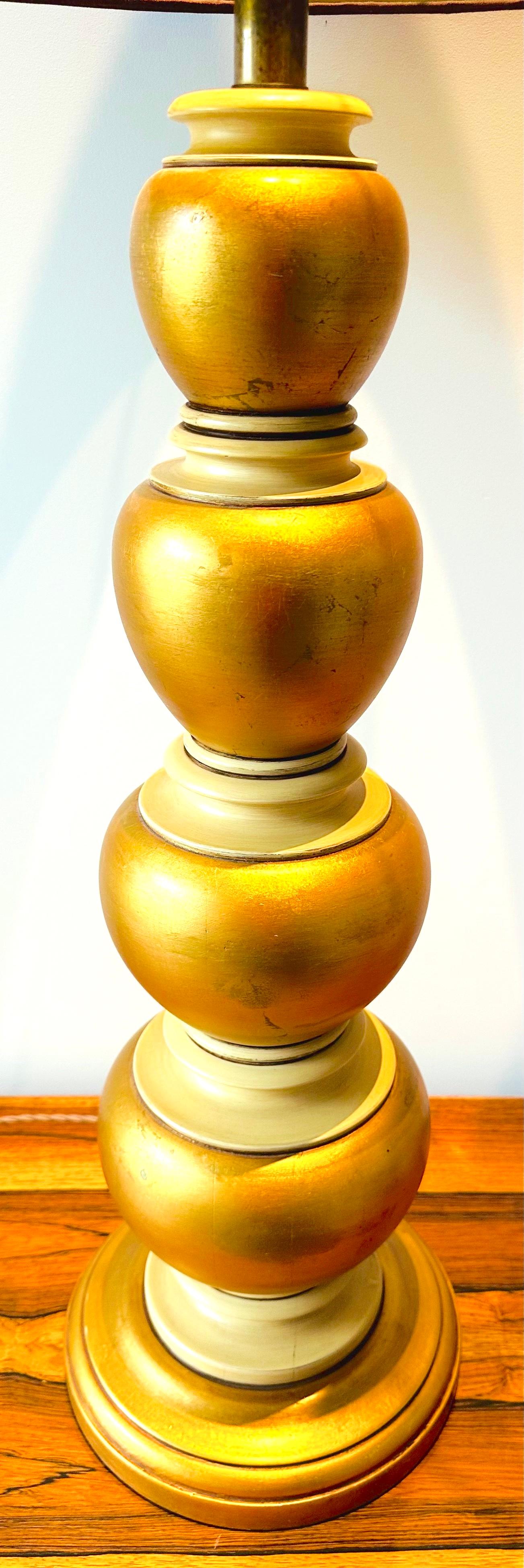 Paire de lampes de table en feuille d'or et laiton Frederick Cooper des années 1950, avec abat-jour. en vente 2