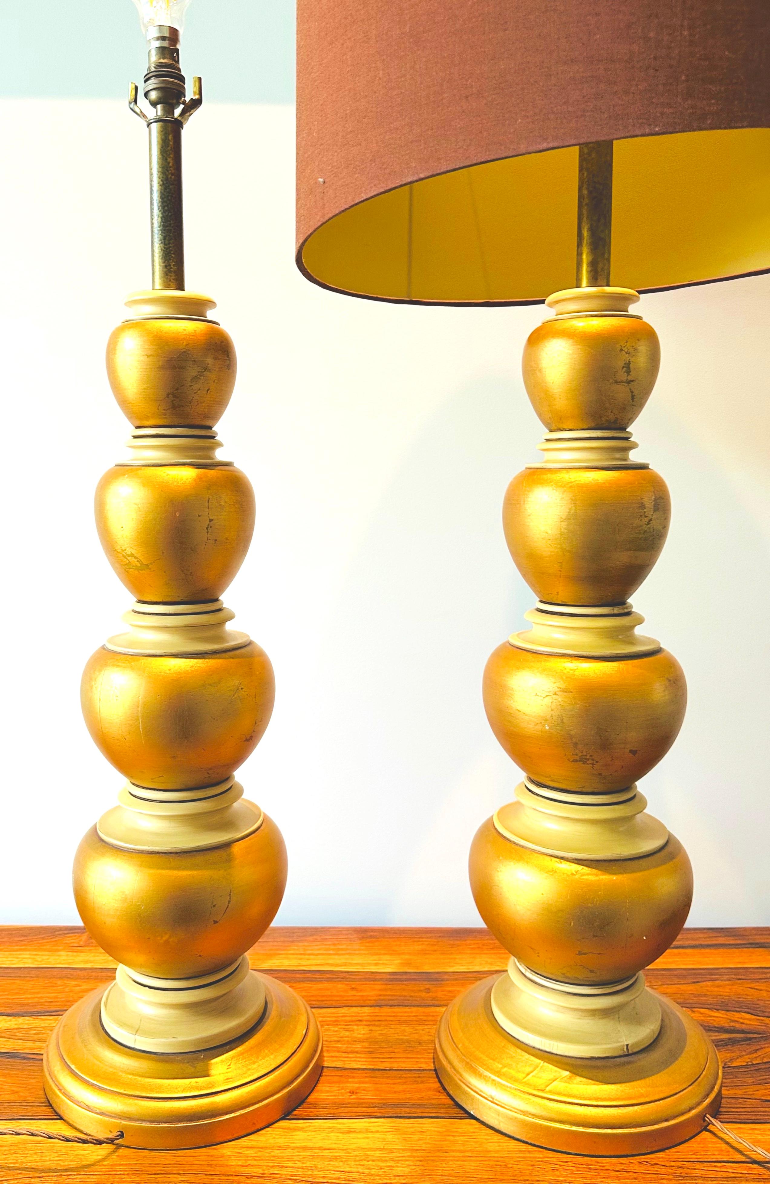 Pair of 1950s American Frederick Cooper Gold Leaf & Brass Table Lamps Inc Shades In Good Condition For Sale In London, GB