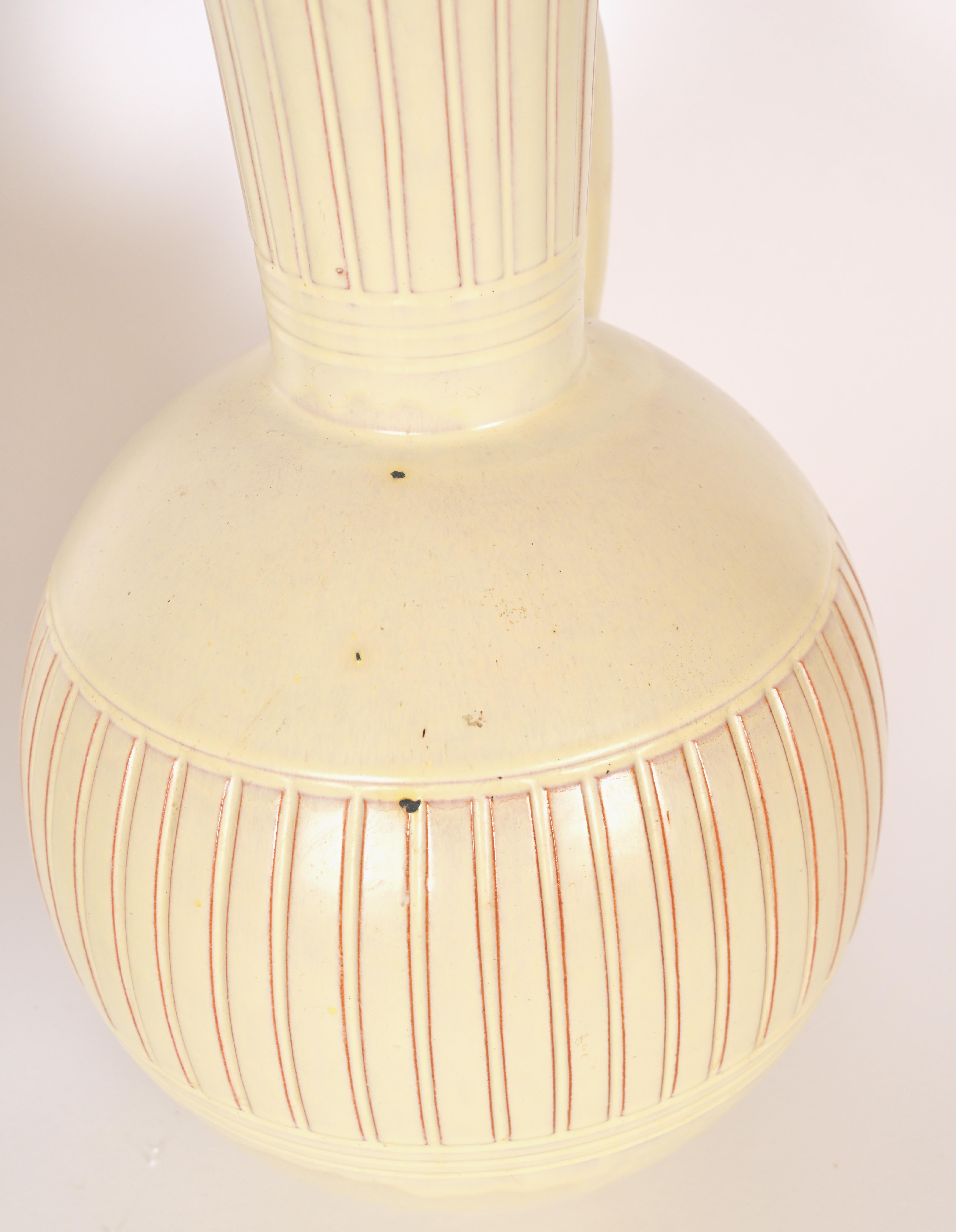 Coppia di vasi da terra Andersson & Johansson della ditta svedese Andersson & Johansson con un manico ciascuno e decorati con rientranze verticali sul bordo.