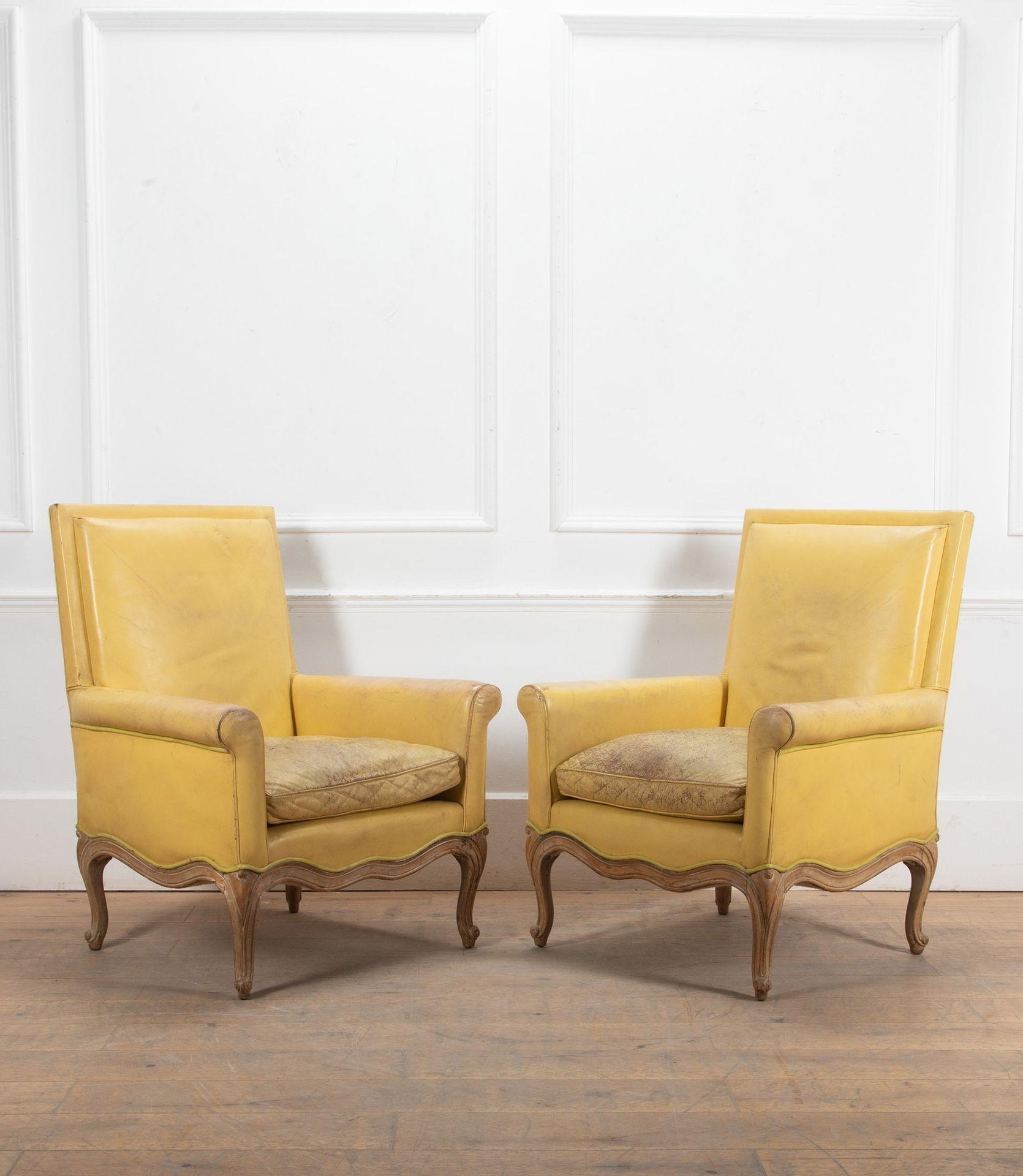 Paire de fauteuils élégants des années 1950, probablement de la Maison Jansen.
Ces fabuleux fauteuils, qui ont conservé leur revêtement d'origine en cuir citron, présentent de nombreuses caractéristiques propres à la Maison Jansen.
Ils peuvent être