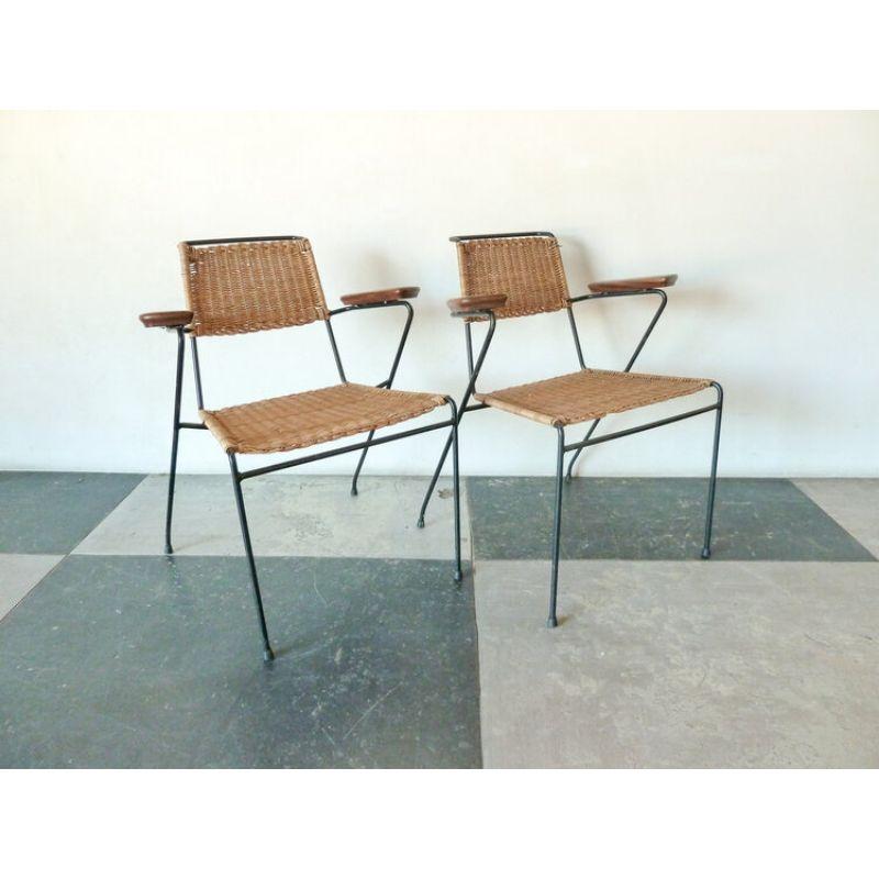 Mid-Century Modern Paire de fauteuils des années 1950 en métal noir et rotin en vente