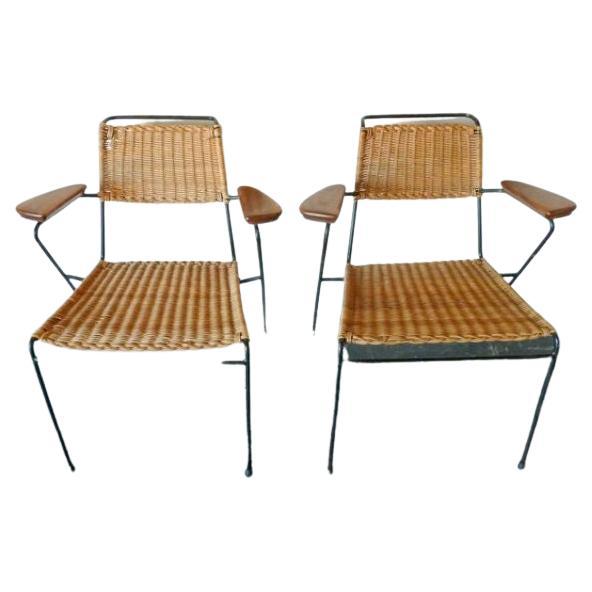 Paire de fauteuils des années 1950 en métal noir et rotin en vente