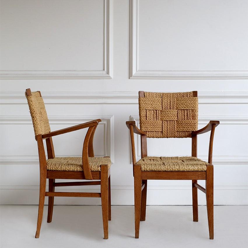 Coppia di sedie occasionali in quercia e corda intrecciata di rafia, Francia, anni '50.
Ispirato dalla coppia di coniugi franco-svizzeri Adrien Audoux e Frida Minet. 