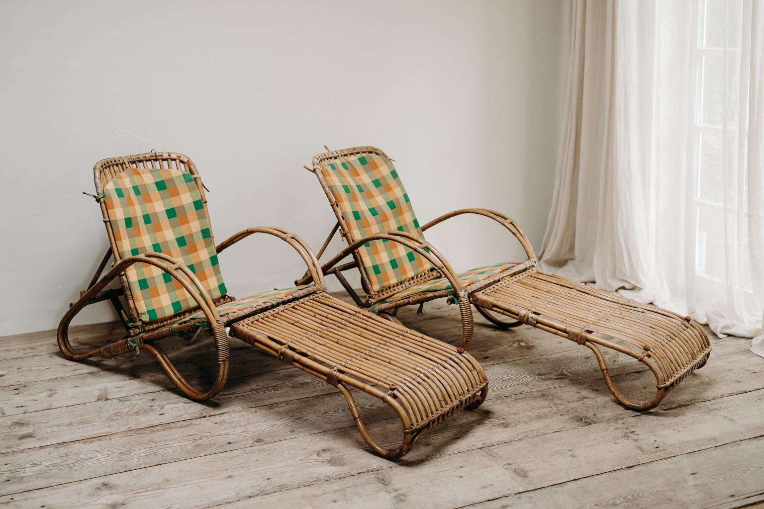 grande paire de chaises élégantes en bambou, avec le tissu d'origine.